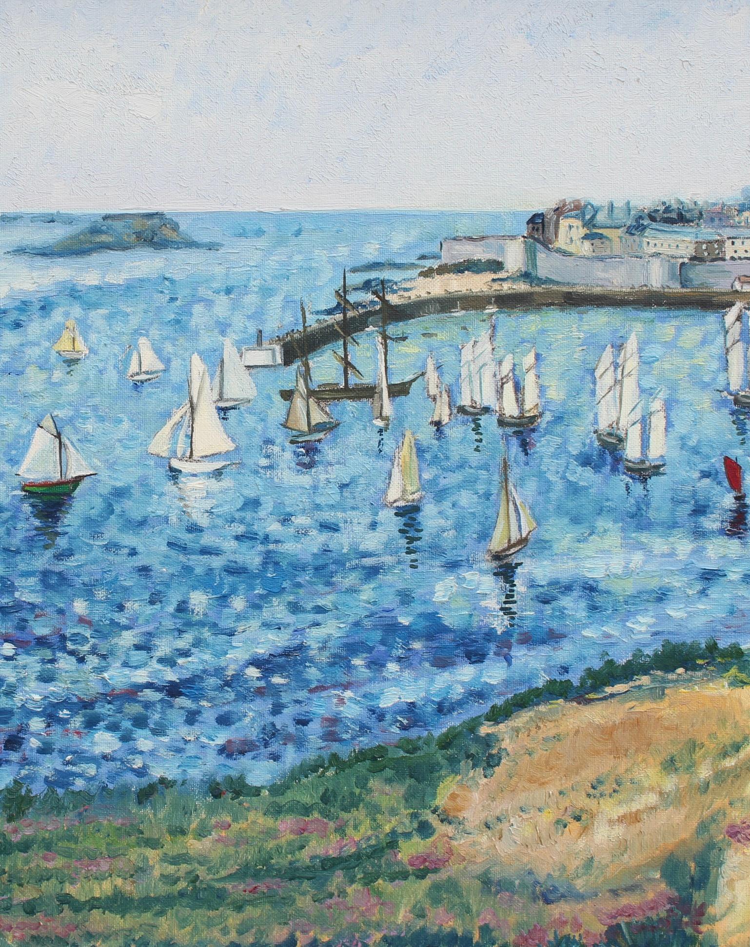 'Port de Saint-Malo', huile sur toile apposée sur carton, École moderne française (1984). Bien que l'artiste ait daté ce tableau de 84, il dépeint une vue nostalgique du port de Saint-Malo, en Bretagne, en 1884, à en juger par les vêtements portés