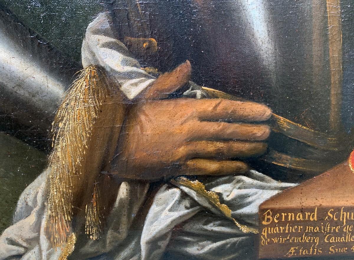 Huile sur toile  Dim avec cadre 92/69 cm Dim sans cadre 62/85 cm  Il est tout à fait possible que ce portrait ait été réalisé par un peintre itinérant,spécialiste du portrait d’apparat militaire,comme il en existait de nombreux au XVIIe siècle,