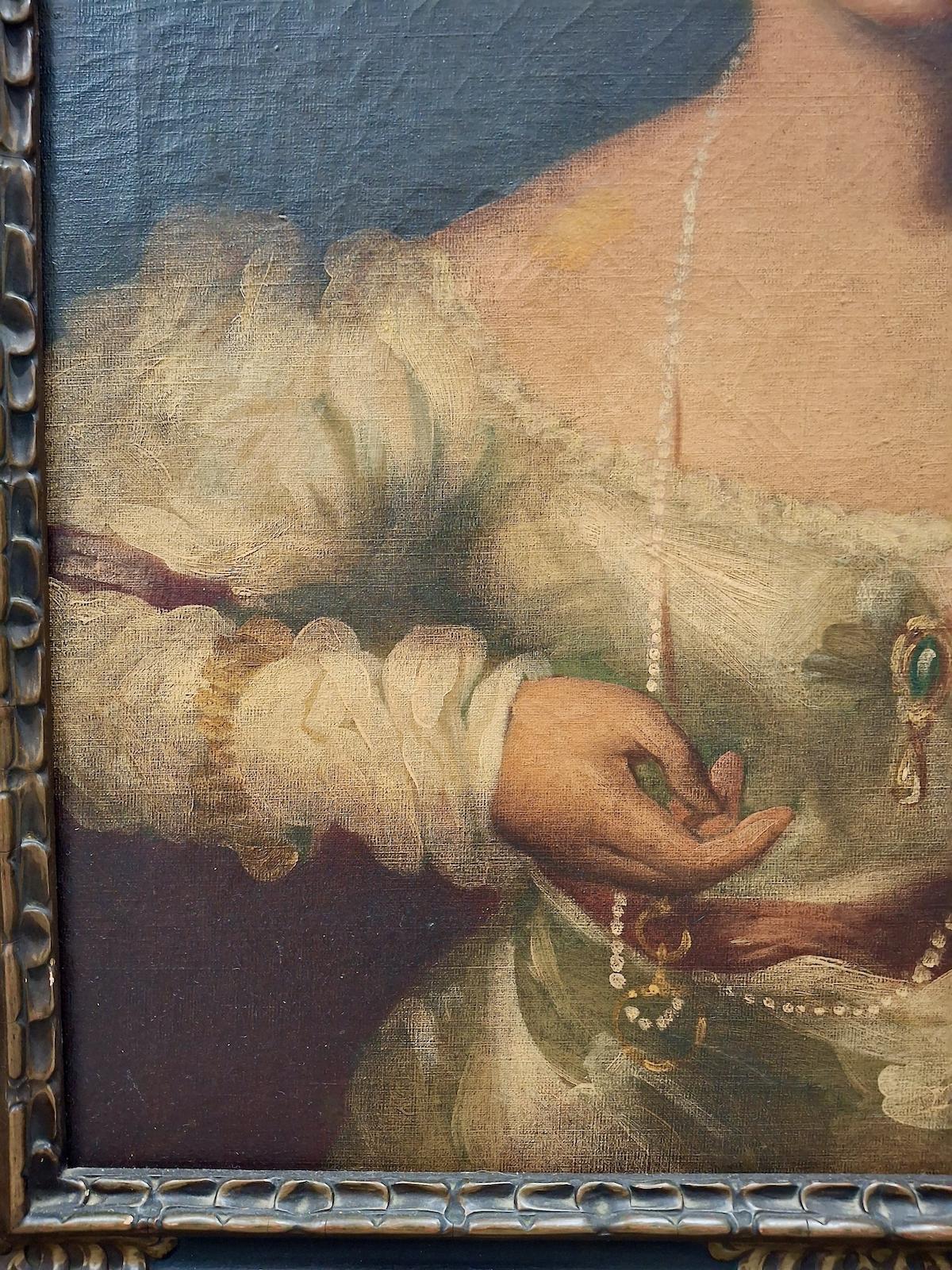 Tout dans ce portrait dénote une personne aristocratique. Vêtue d'une robe de soie blanc cassé, la jeune femme est ornée d'un collier de perles qui lui dépasse la taille. Les perles de culture n'étant disponibles qu'après 1900, chacune de ces perles