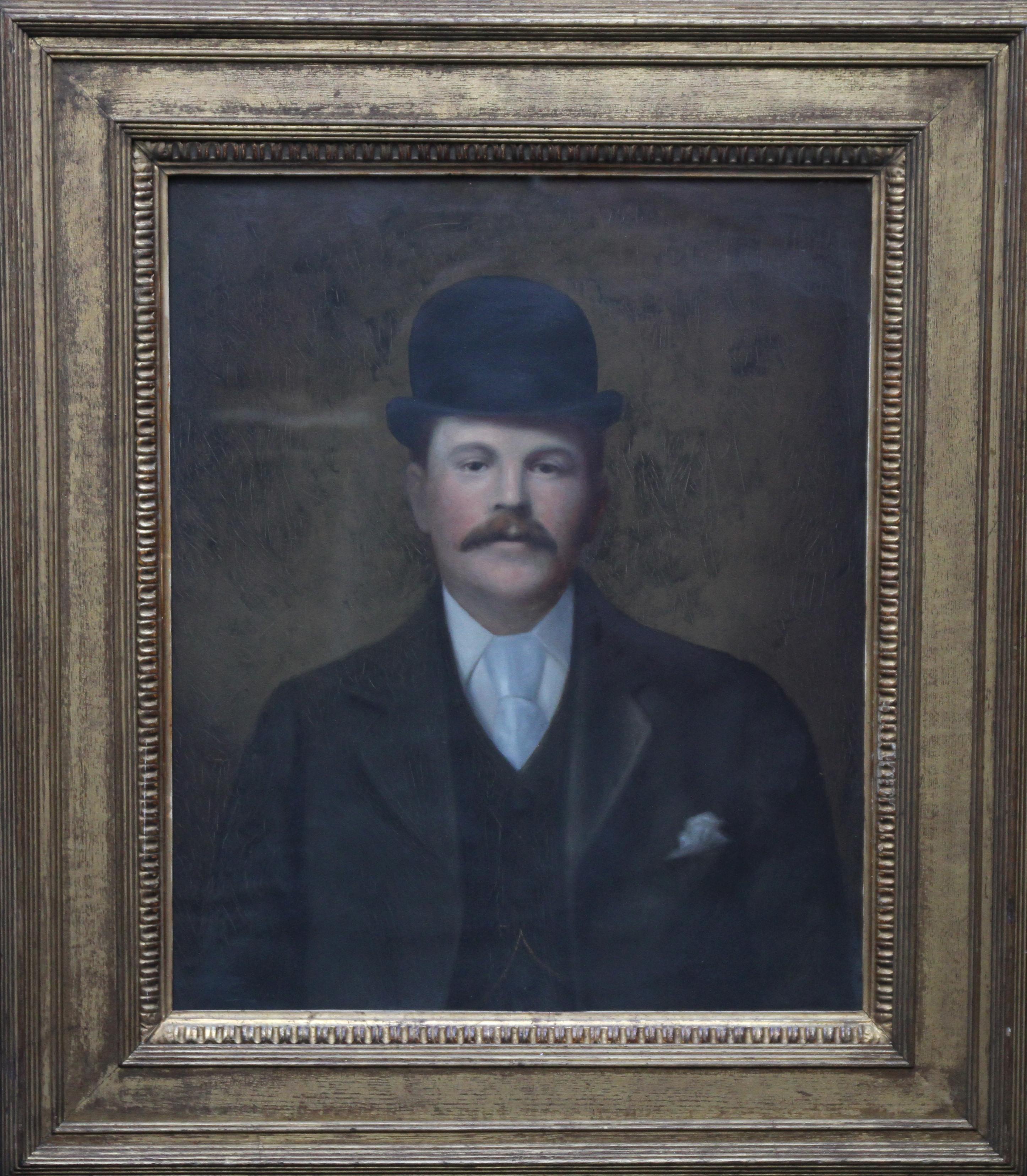 Unknown Portrait Painting – Porträt eines Gentleman in einem Bowlerhut aus dem späten 19. Jahrhundert