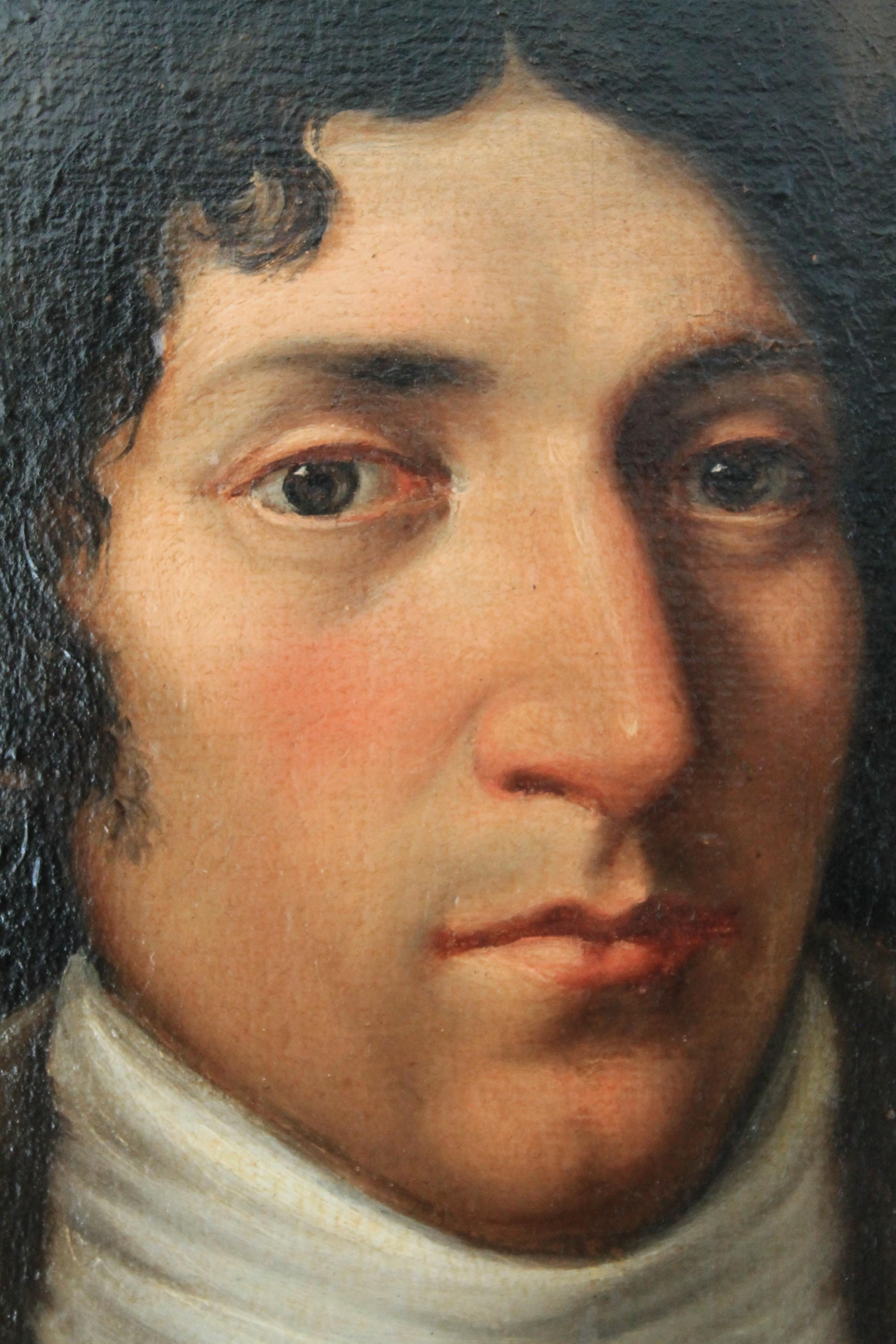 Un classico ritratto di un uomo risalente al periodo dell'Impero francese, quindi agli inizi del 1800.  È su tavola di tela, artista sconosciuto.  Si tratta di un dipinto attraente e accattivante.  Un giovane uomo indossa una Redingote a collo alto