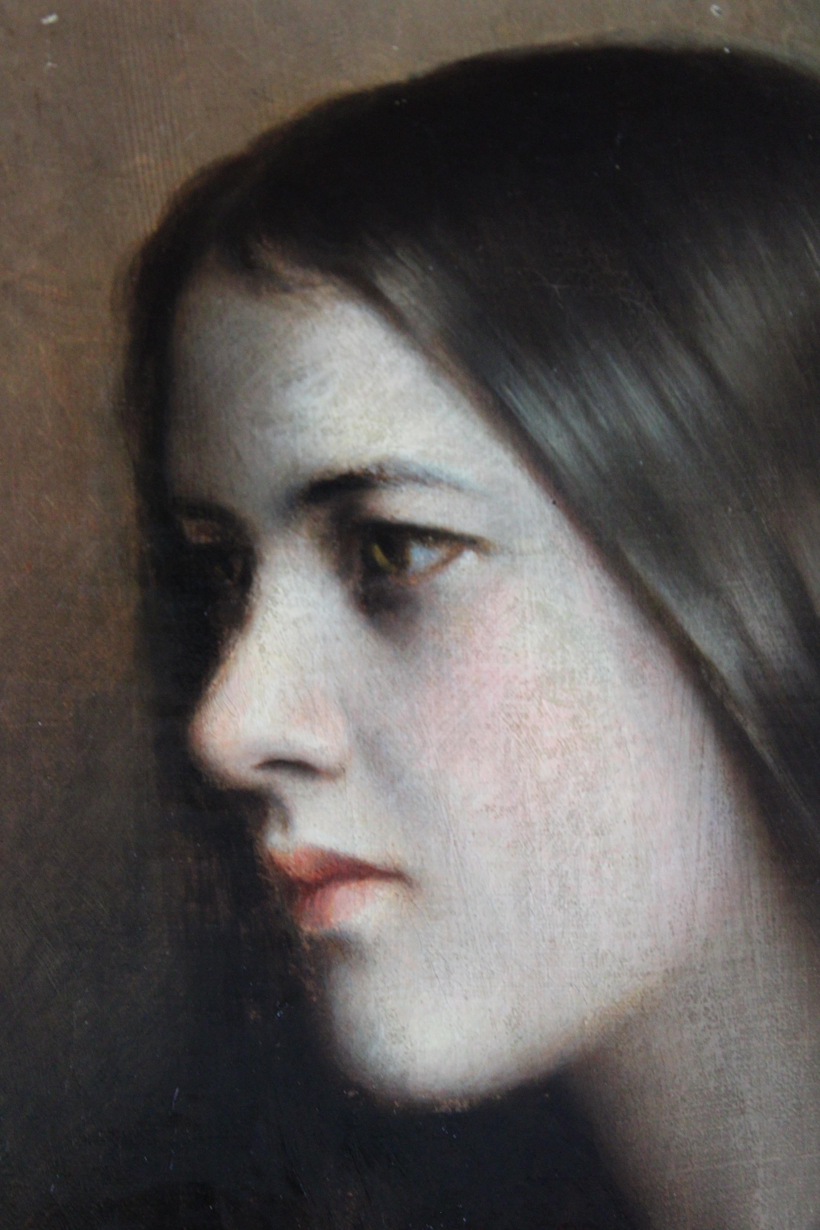 Uno splendido ritratto antico dei primi anni del XX secolo.  Questo suggestivo dipinto a olio originale è un ritratto laterale di una giovane donna.  L'artista concentra i suoi sforzi sul volto del suo interlocutore. È bellissima, ha gli occhi