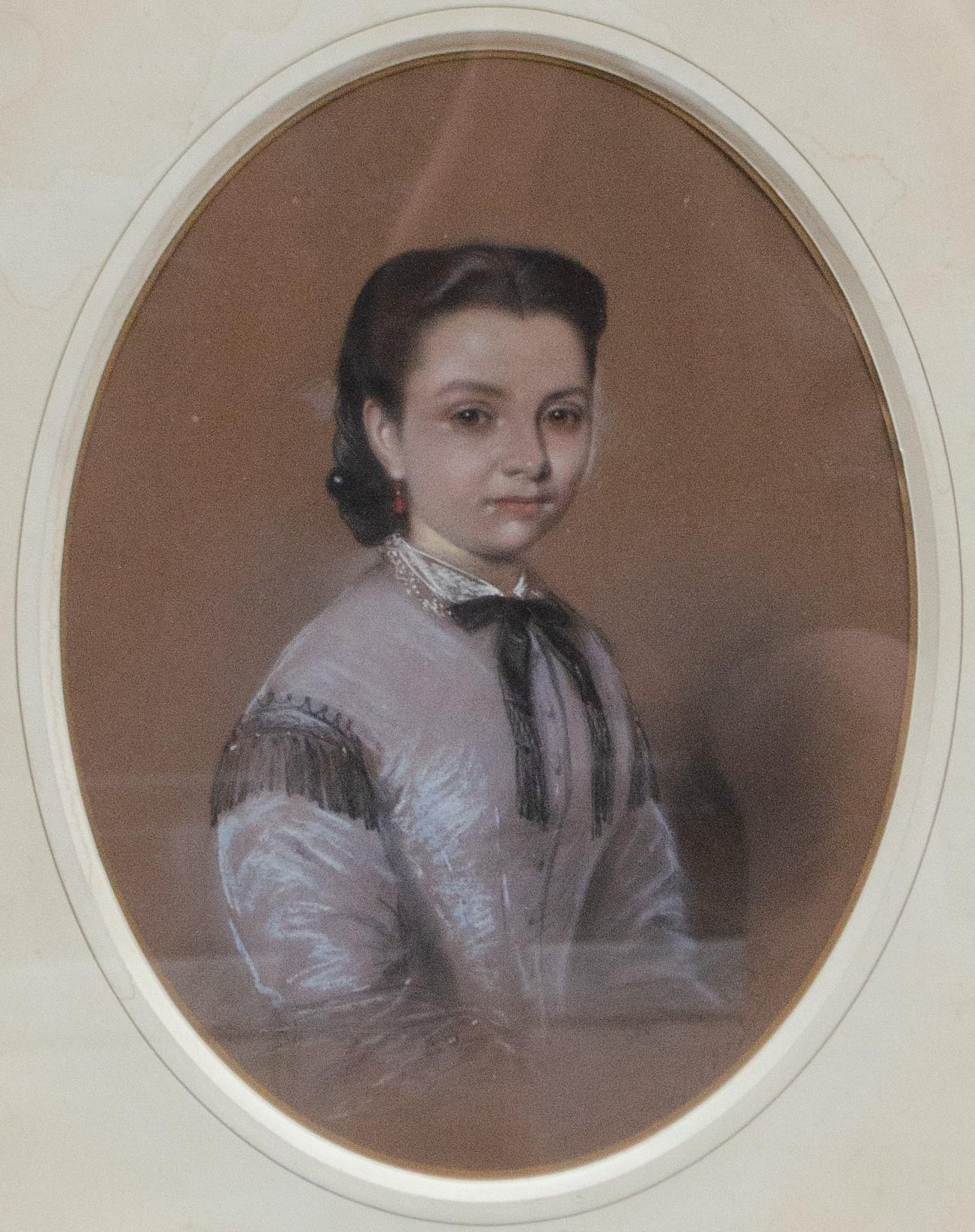 Portrait d'une jeune fille  Dans une robe lilas avec un nœud noir. Vers 1860. Signé.