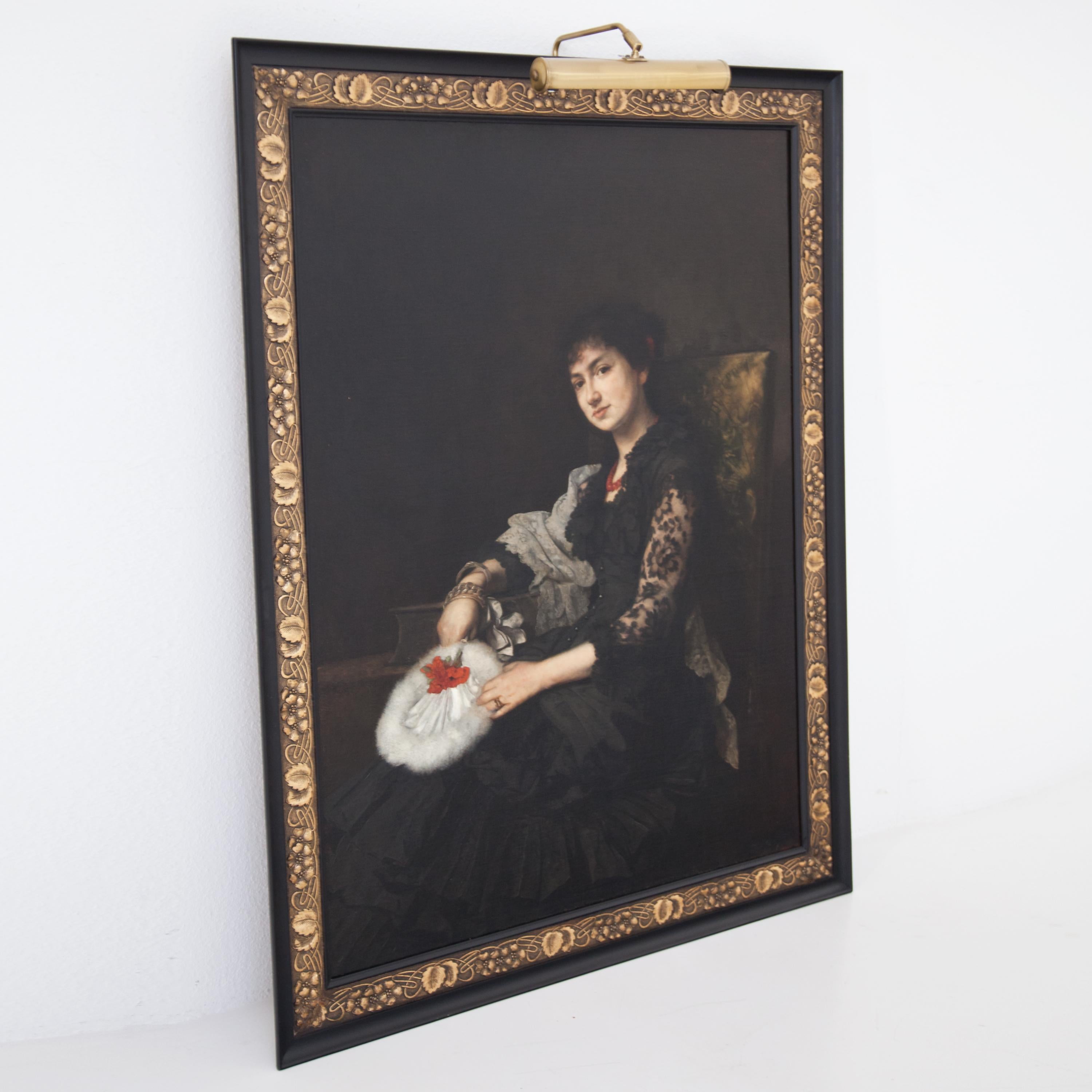 Ritratto di tre quarti in grande formato di una giovane donna seduta con un abito nero con un'ampia gonna a crinolina; le maniche e il colletto sono in pizzo nero. Una collana di perle rosse e un ventaglio di piume bianche con un piccolo bouquet di