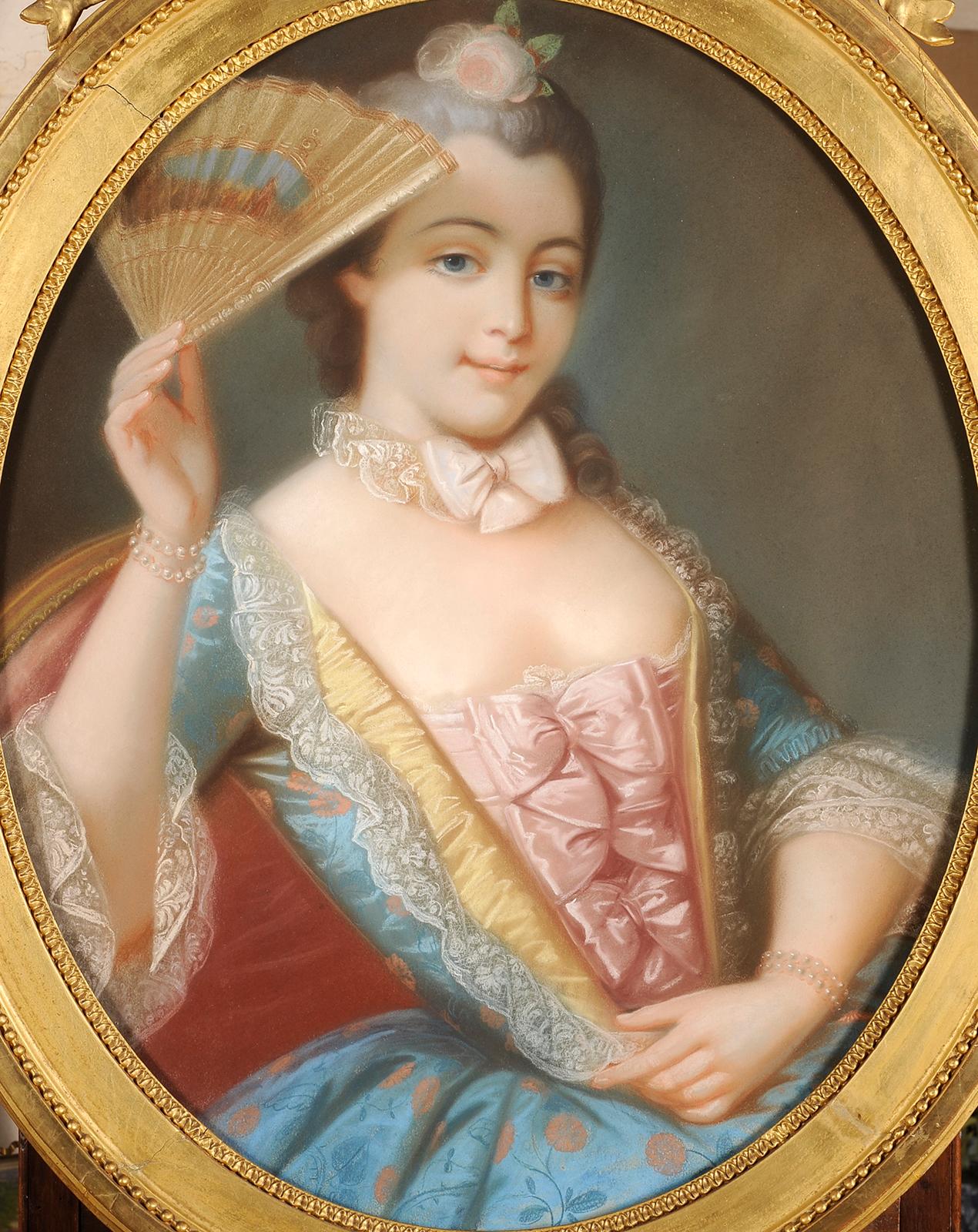 Ritratto di una giovane donna in abito d'epoca Luigi XV - Painting di Unknown