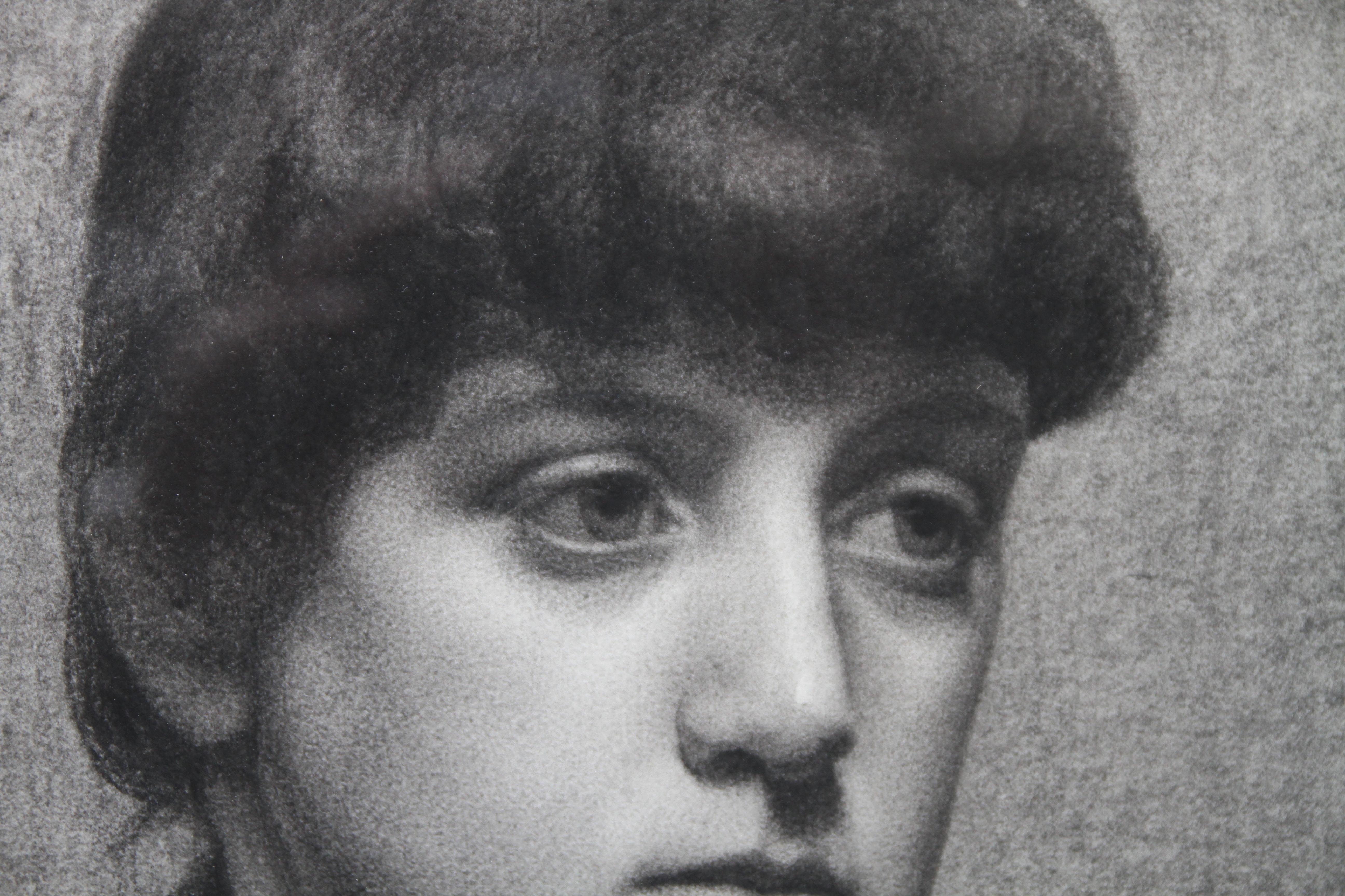 Ce magnifique dessin au crayon de style victorien date d'environ 1890 et est d'une main inconnue. Il s'agit d'un portrait tête et épaules d'une jeune femme regardant vers sa droite. Ses cheveux noirs sont attachés et elle porte un col blanc sur sa