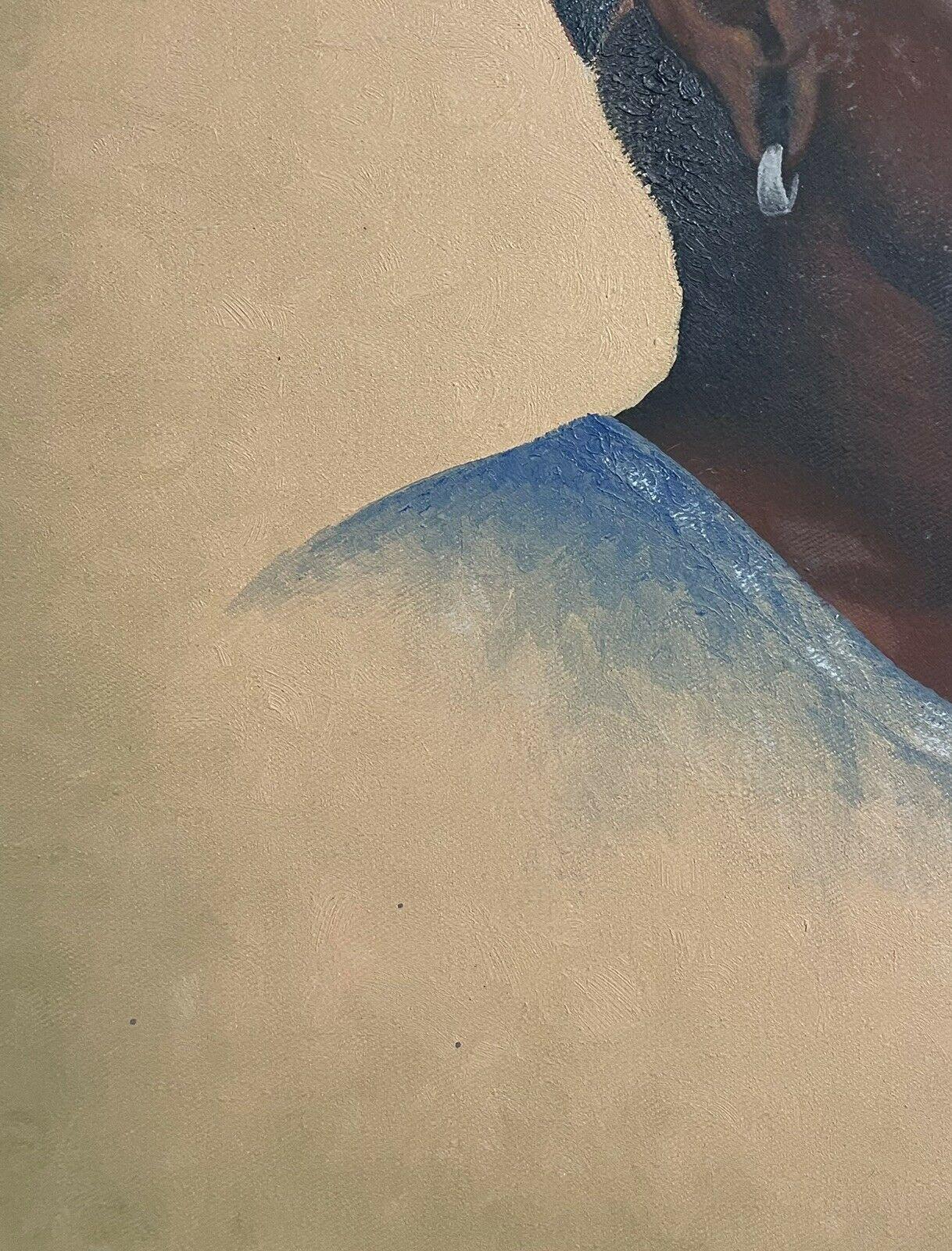 Artiste/École : L'œuvre est signée et date de la période des années 1970.

Titre : Portrait d'une femme africaine, probablement de Tanzanie (selon le propriétaire précédent).

Médium : peinture à l'huile sur carton, encadré, signé.

Taille :    