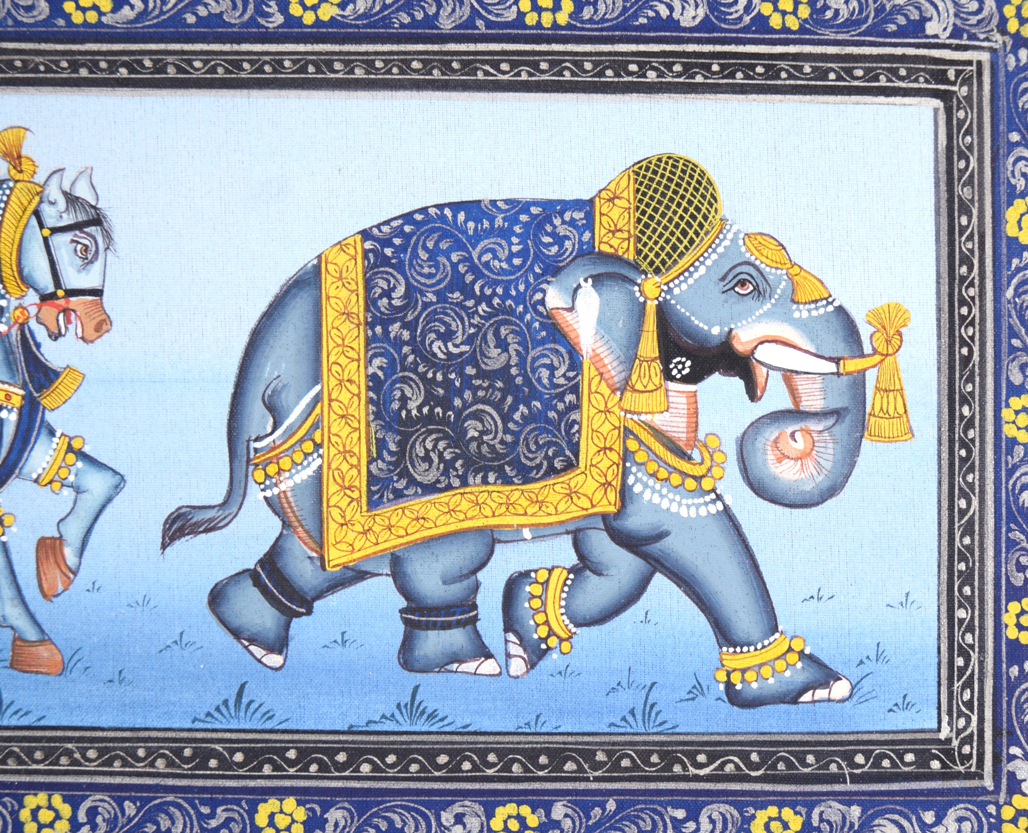 Dipinto dettagliato e intricato di tre animali in processione di un artista sconosciuto. Dipinto su seta, adagiato su cartoncino. Un cammello, un cavallo e un elefante camminano sulla destra, adornati da arazzi e gioielli. Gli animali rappresentano