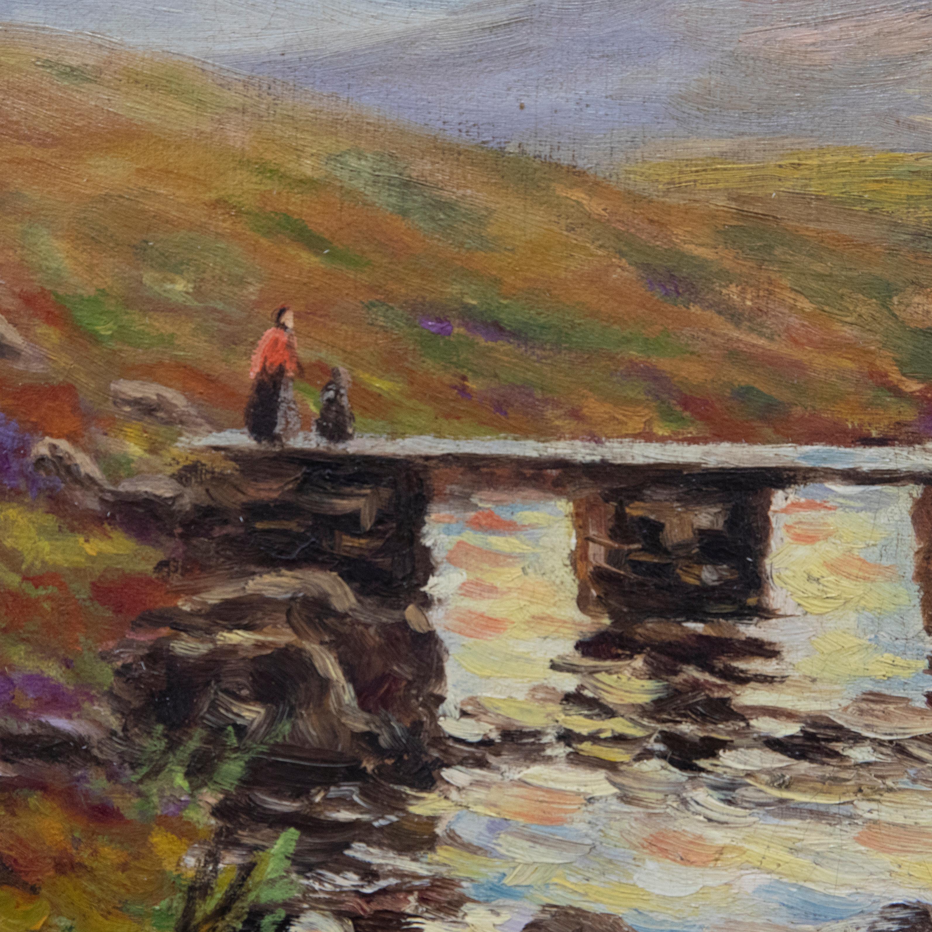 Eine charmante Szene, die zwei Figuren beim Überqueren einer niedrigen Steinbrücke zeigt. In der Ferne geht die Sonne über dem Berg unter und wirft ein warmes Licht auf die Szene. Signiert unten rechts. Auf Leinwand.