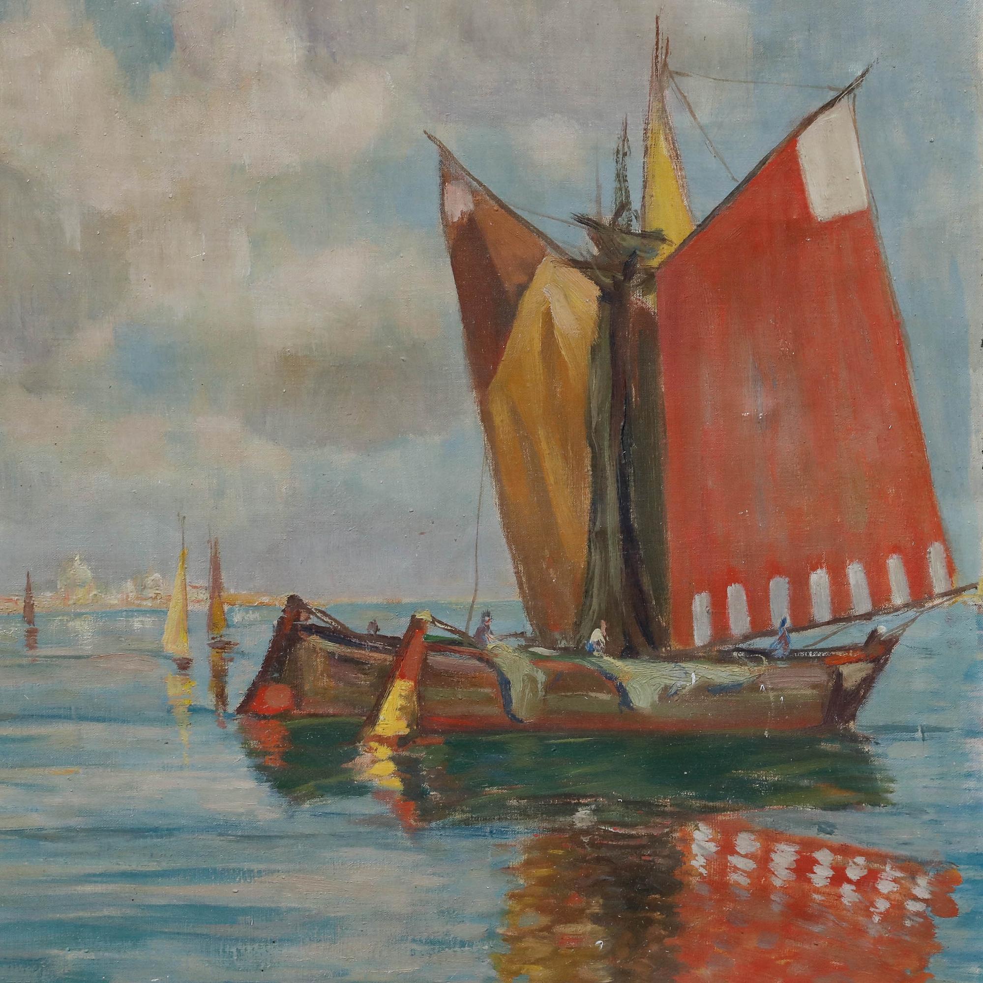 Eine charmante Szene mit Segelbooten in Chioggia, Italien. Die farbenfrohen Boote schwimmen sanft in der Lagune am Rande der Stadt. Unterschrieben. Präsentiert in einem vergoldeten Silberrahmen. Auf Leinwand. 