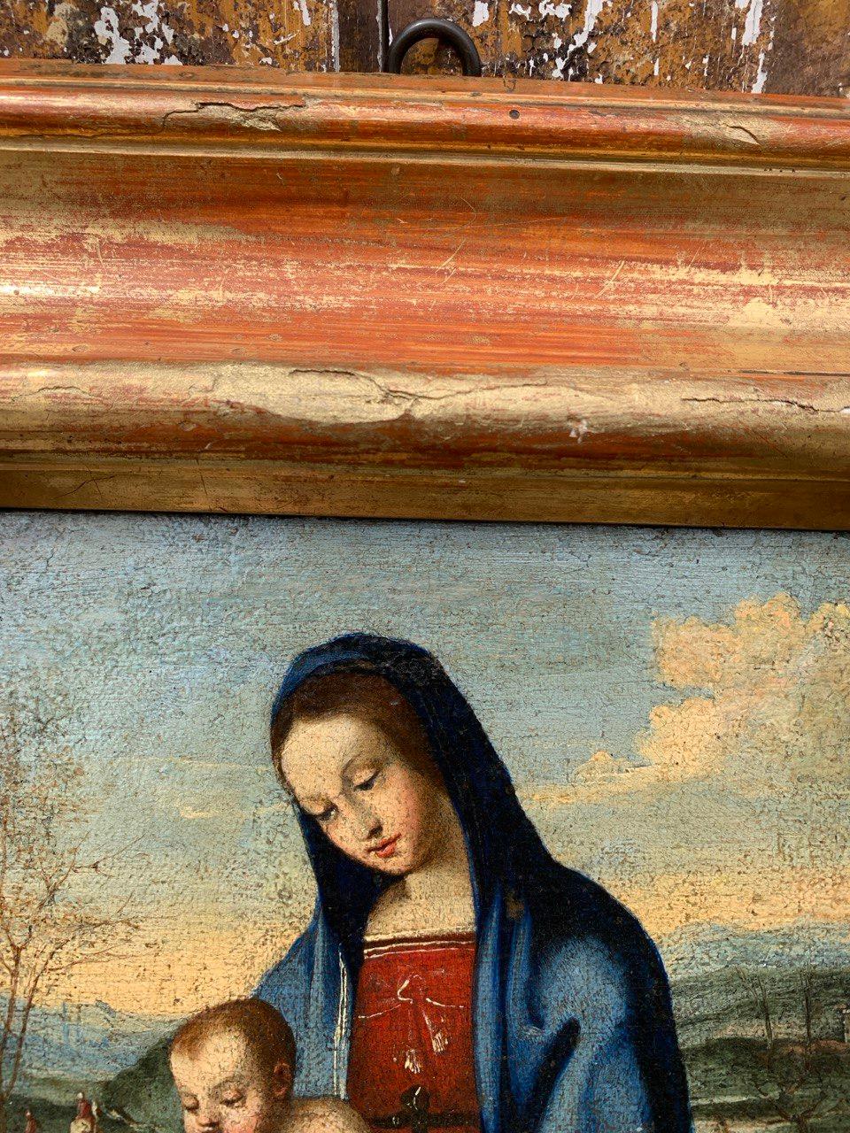 Umbrischer Maler (16. Jahrhundert) - Madonna mit Kind in einer Landschaft (Madonna Conestabile).

19 x 18 cm ungerahmt, 34 x 33 cm mit Rahmen.

Öl auf Leinwand, auf eine Platte montiert, in einem vergoldeten Holzrahmen (nicht signiert).

- Das Werk