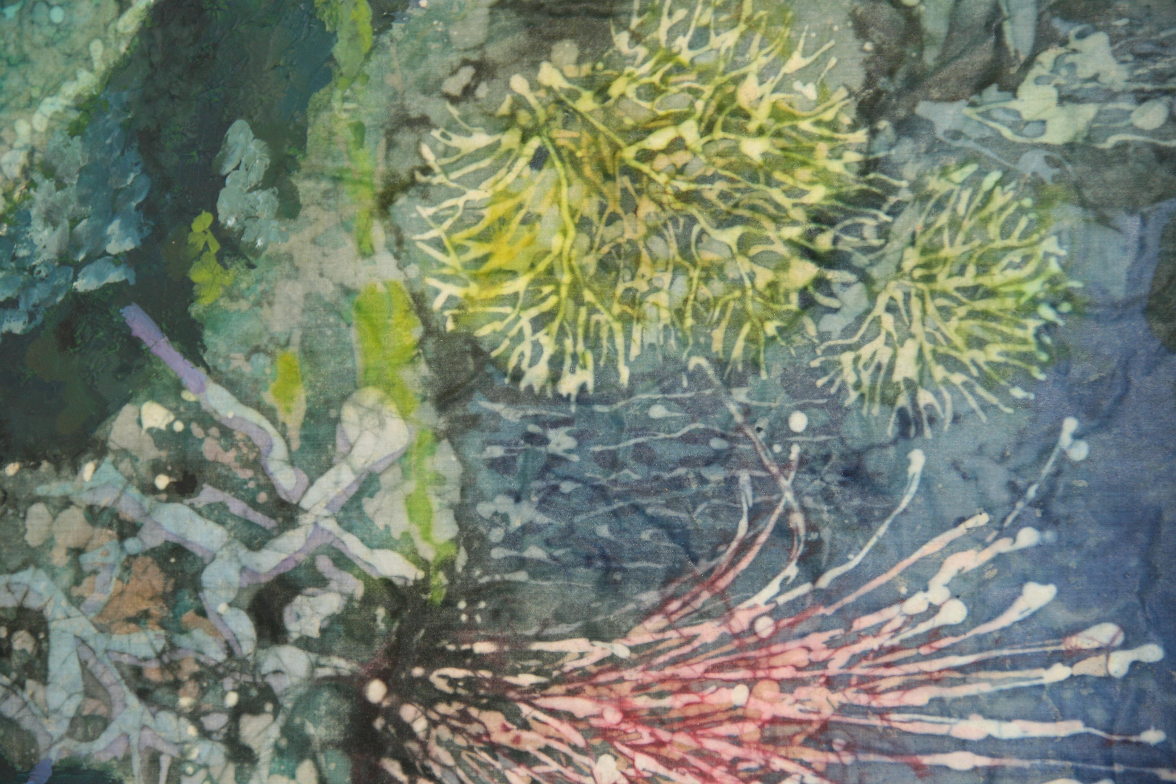 Rote Koralle in tiefblauem Meer im Angebot 1