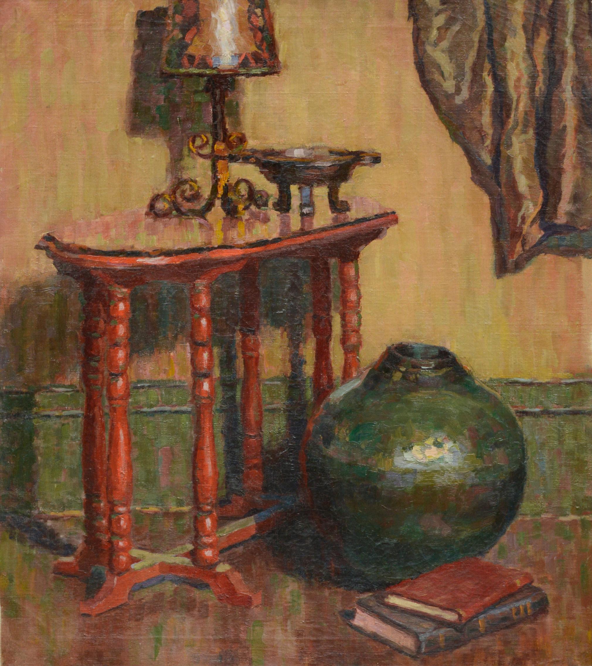 Scène d'intérieur du milieu du siècle avec table rouge et vase vert - Painting de Unknown