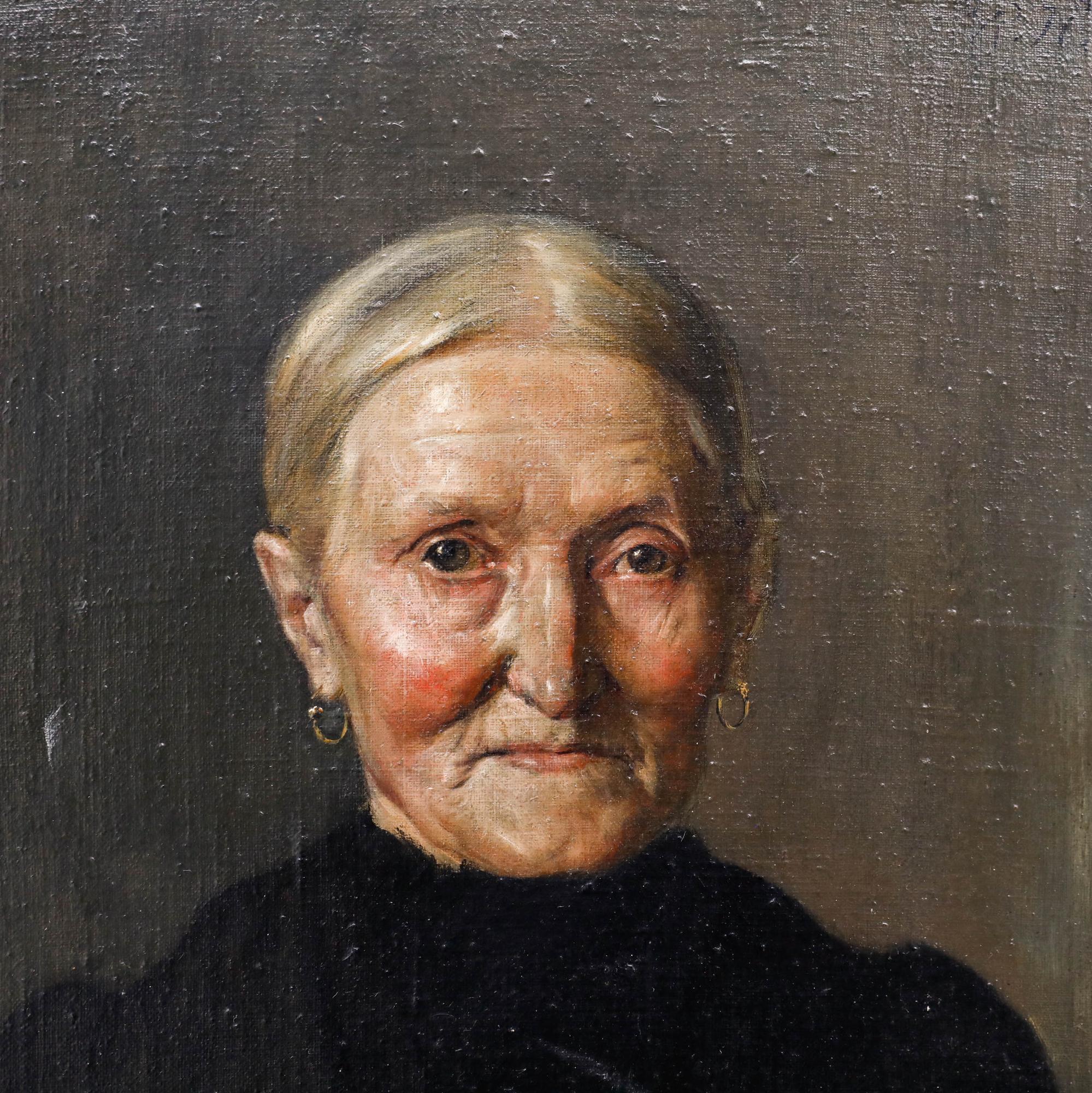 Dieses fesselnde Porträt zeigt eine ältere Dame vor einem dramatischen dunklen Hintergrund, wobei warme, erdige Töne ihr verwittertes Gesicht und ihr weißes Haar in einem für die traditionelle europäische Porträtmalerei charakteristischen Stil