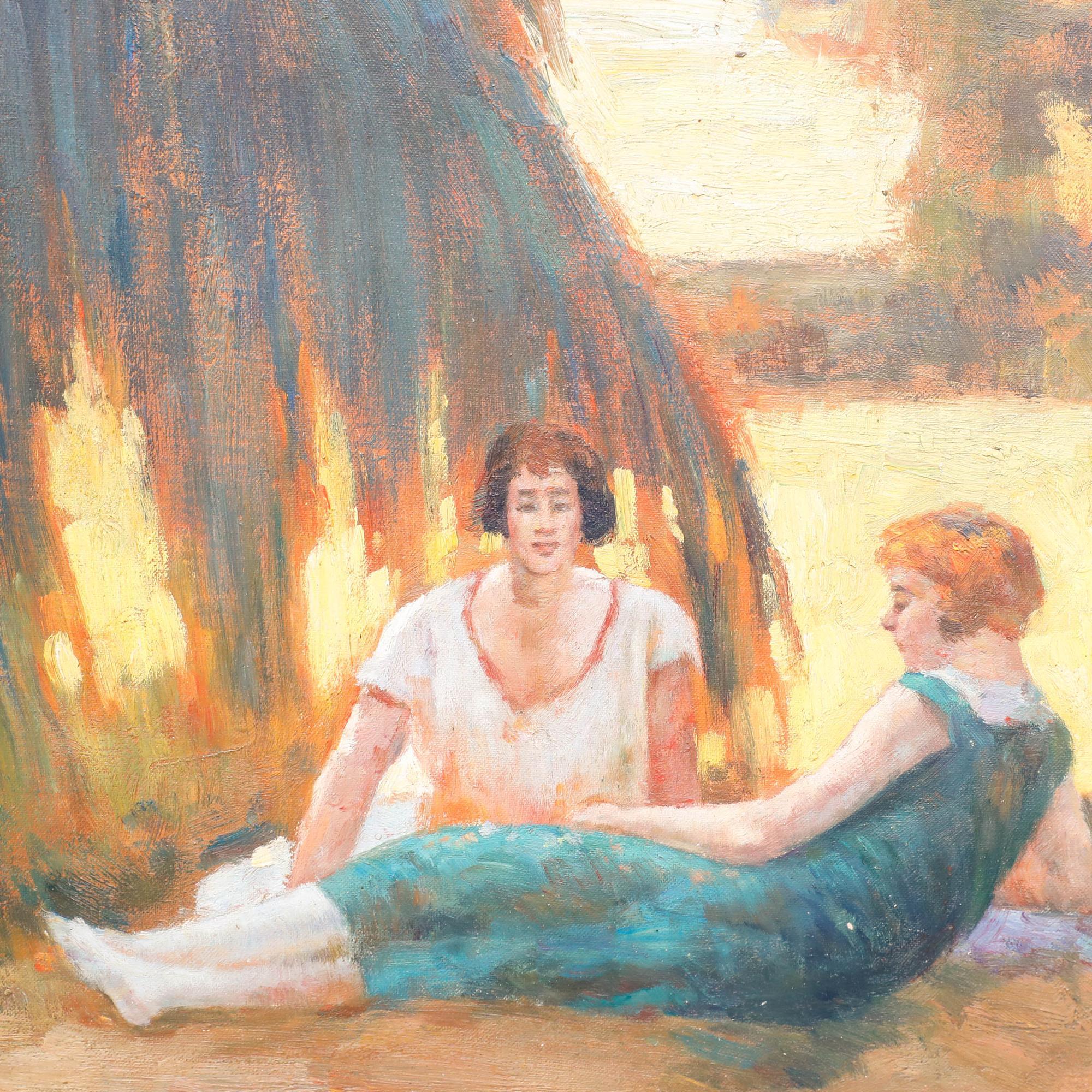 Cette peinture impressionniste capture une scène estivale paisible, avec trois personnages se relaxant sous un saule pleureur au bord d'un plan d'eau baigné de soleil. Les femmes sont vêtues de robes amples des années 1920 et leurs coiffures