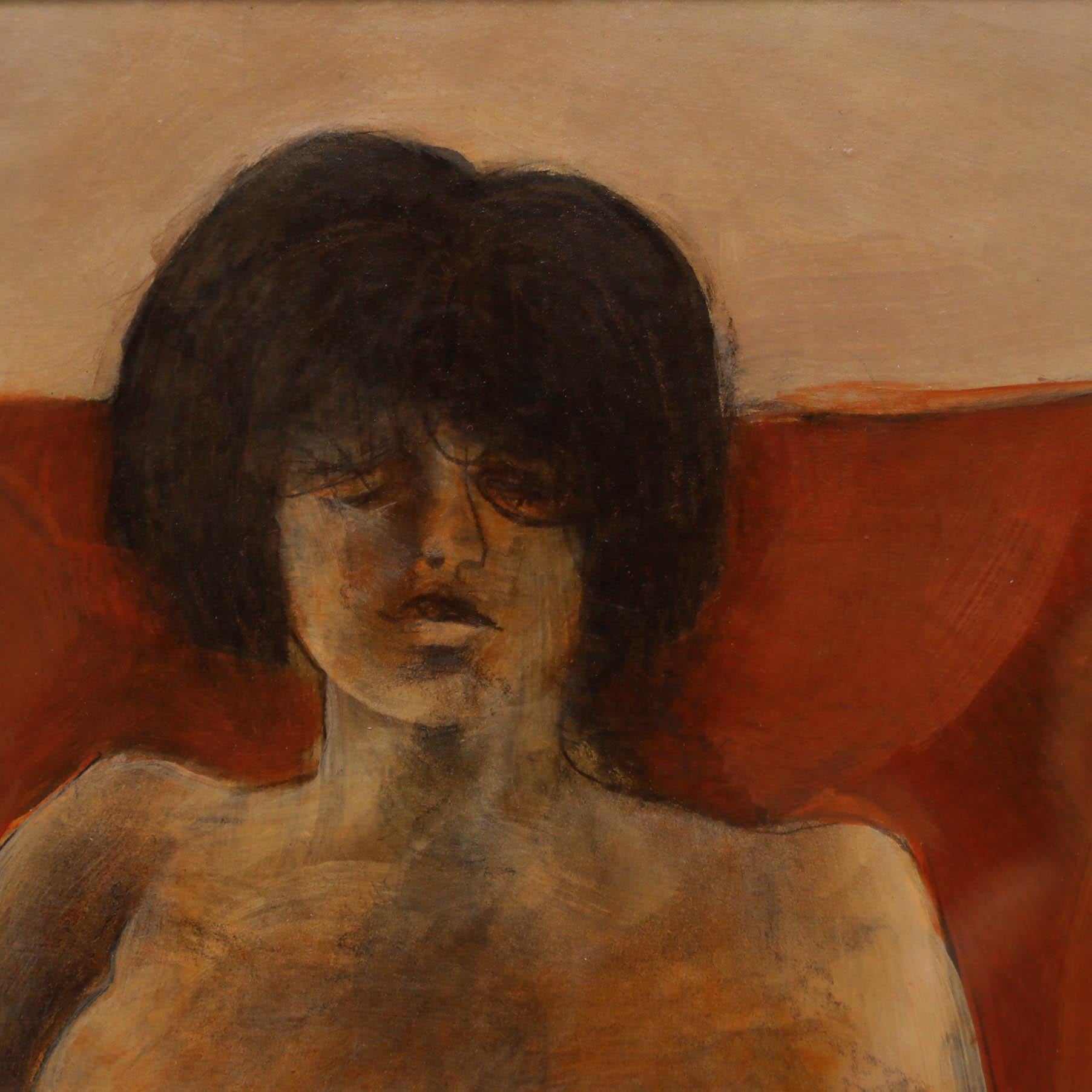 Dieses stimmungsvolle Gemälde zeigt eine liegende nackte Figur, die in leuchtend rot-orangefarbene Kissen oder Stoffe eingebettet ist, was einen auffälligen Kontrast zu den blassen Hauttönen der Dargestellten bildet. Signiert unten rechts.