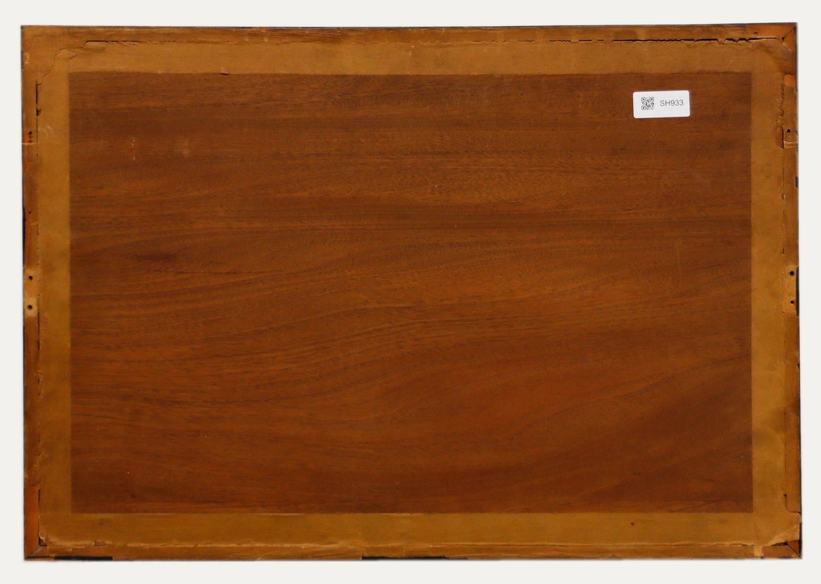 Bel exemple d'art de la marqueterie, cette scène soigneusement travaillée représente un village rural pittoresque avec des personnages et un cheval de trait sur la route. L'artiste a utilisé une variété de bois aux grains variés, dont certains avec