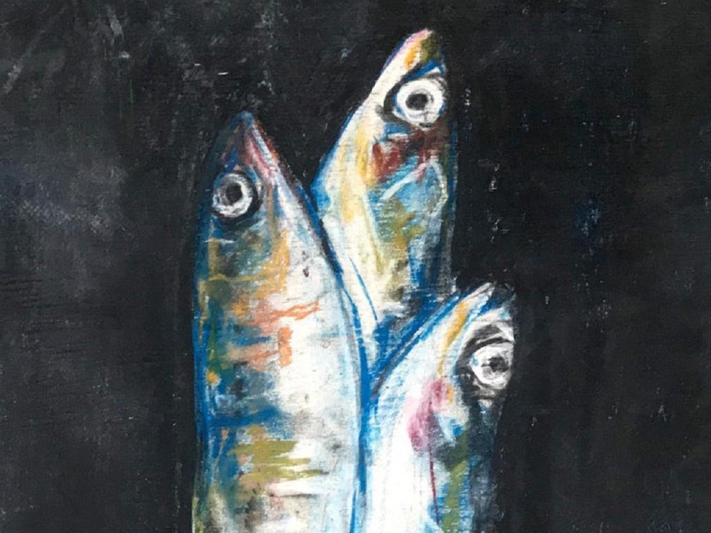 Sardine Colazione Fischgemälde. Zeitgenössische blau-weiß-grüne Malerei auf schwarzem Gesso auf Holzplatte mit Frühstückssardinen, Italien, 2019. 
Abmessungen: 11,75