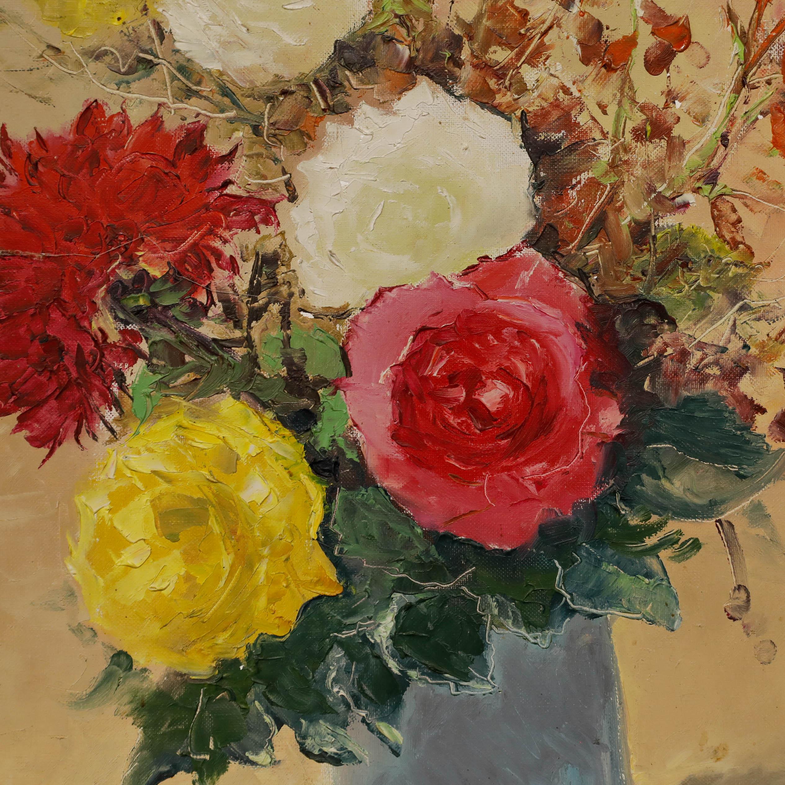 Cette vibrante nature morte présente un luxuriant bouquet de fleurs colorées dans un vase bleu, sur un fond doux et neutre. Signé. Présenté dans un cadre doré avec un étui en bois peint. Sur toile. 