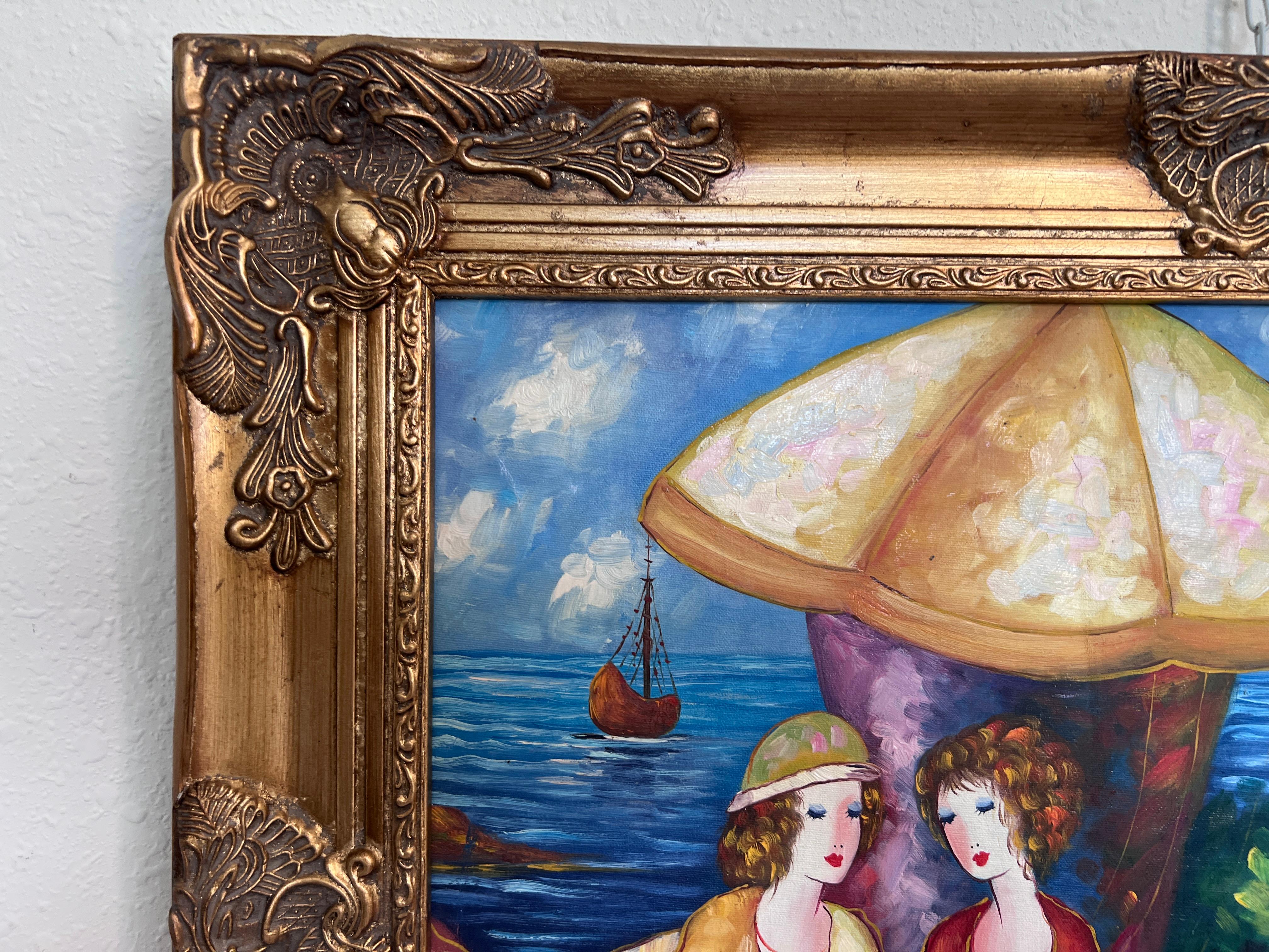 Zum Verkauf angeboten wird ein lebendiges und skurriles Öl auf Leinwand, signiert unten rechts, das eine elegante Café-Szene am Meer darstellt. Die Komposition zeigt drei elegant gekleidete Frauen, die an Cafétischen sitzen, eine getrennt und zwei