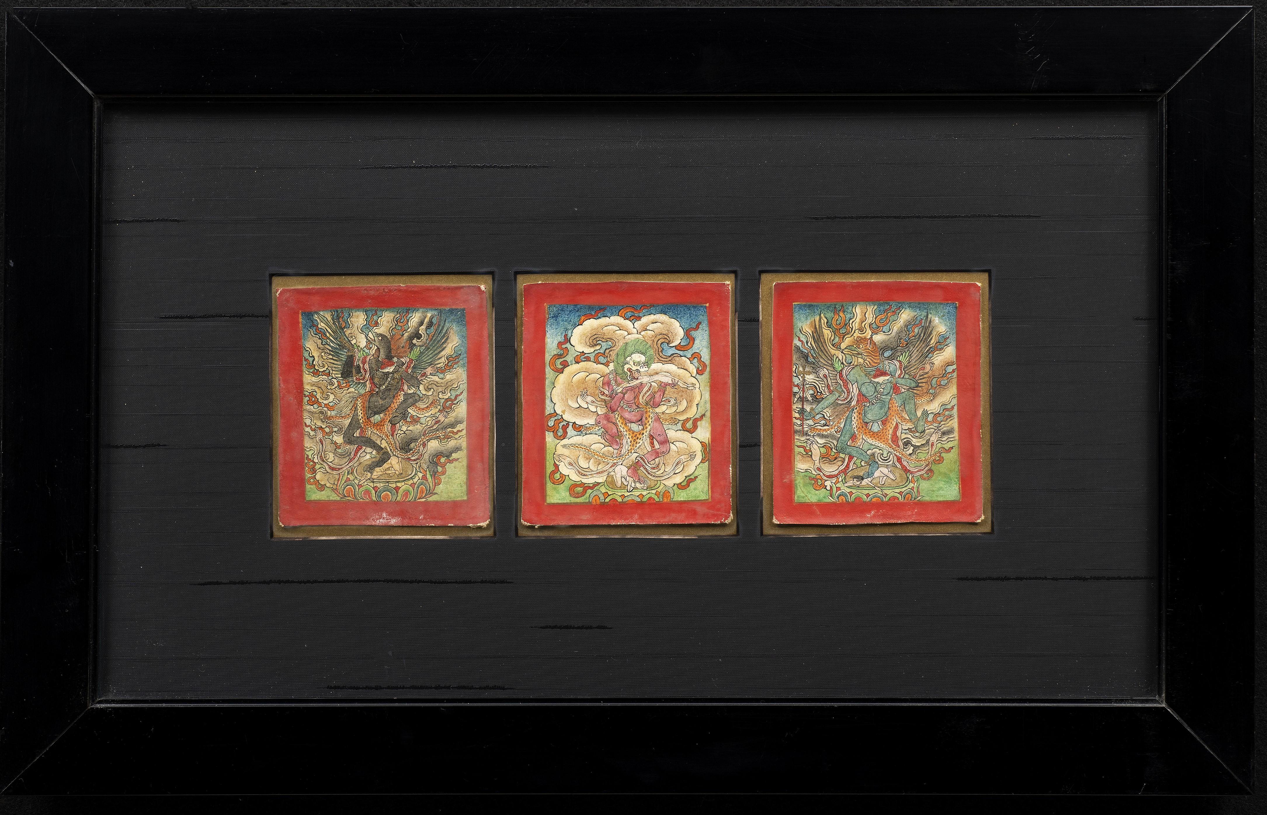 Set di tre Tsakali tibetani del XIX secolo con raffigurazioni di Dakini danzanti - Painting di Unknown