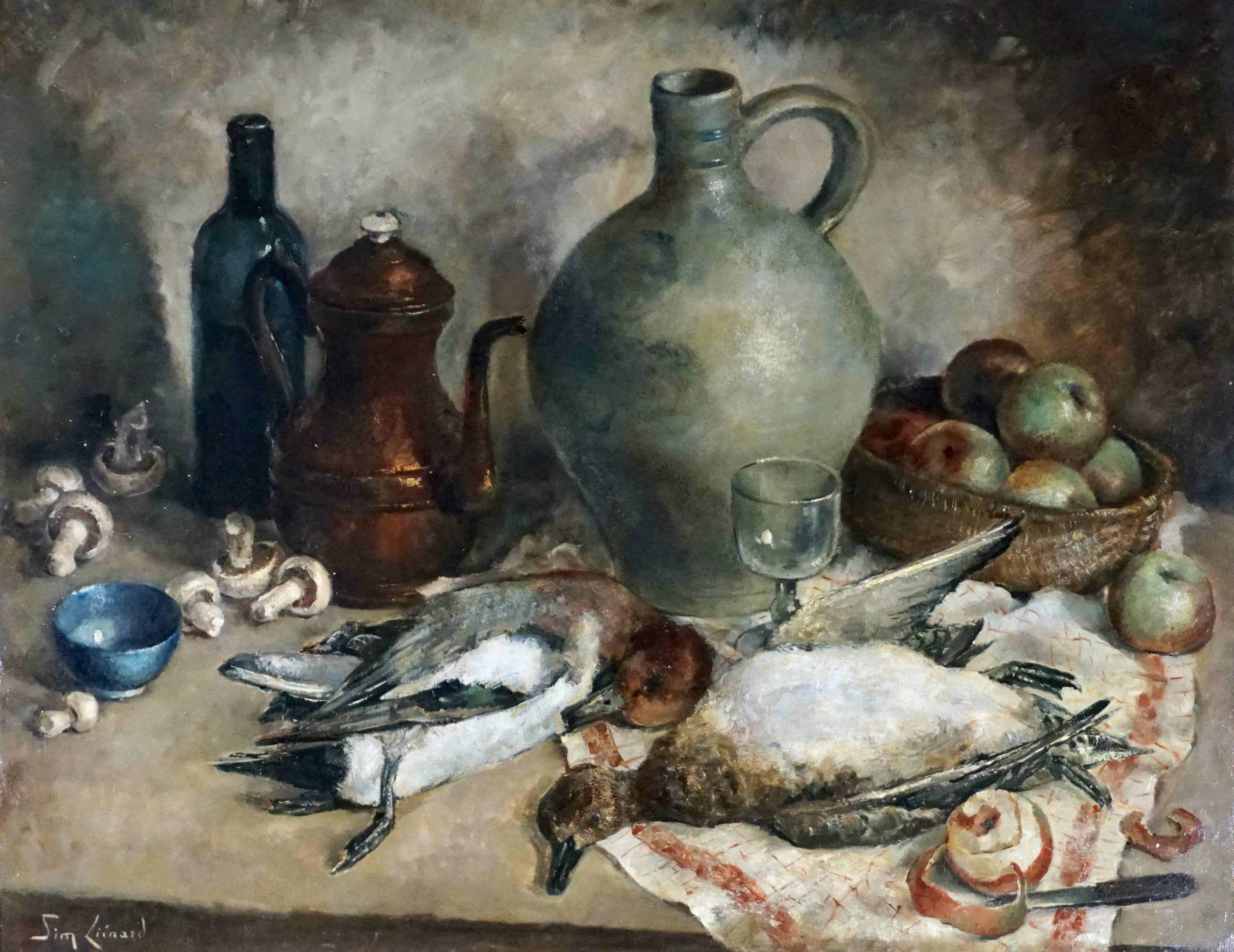 Spectaculaire et saisissante Simone Lienard (Belgique, 1912-1988), vers 1950, huile sur toile représentant des canards sur la table de la cuisine avec du vin, des champignons, des pommes, des cruches en poterie et un verre à vin avec un couteau. Un