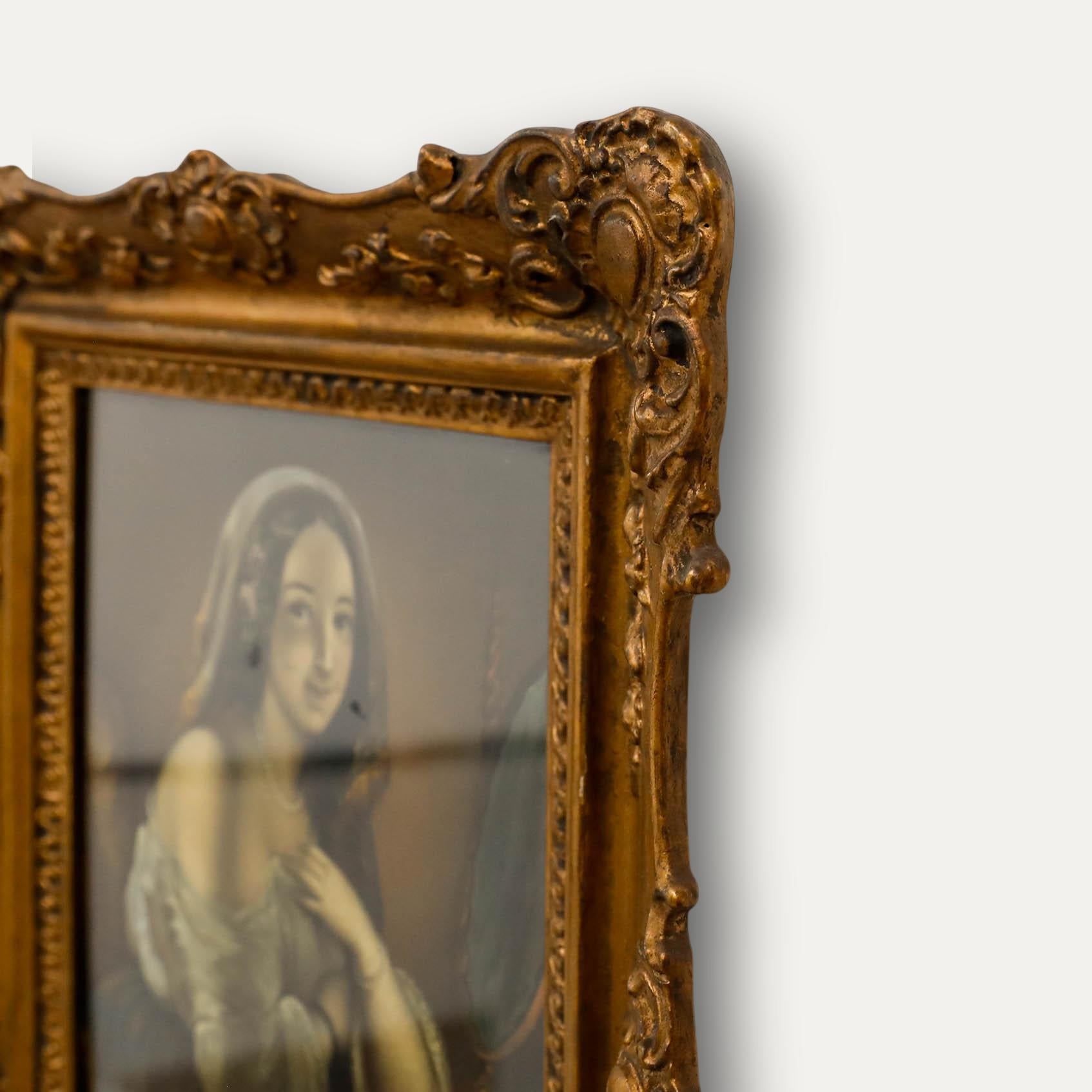 Non signée. Présenté dans un cadre doré à ornementation feuillue. En boîte. Taille de l'image : 23 x 18 cm.