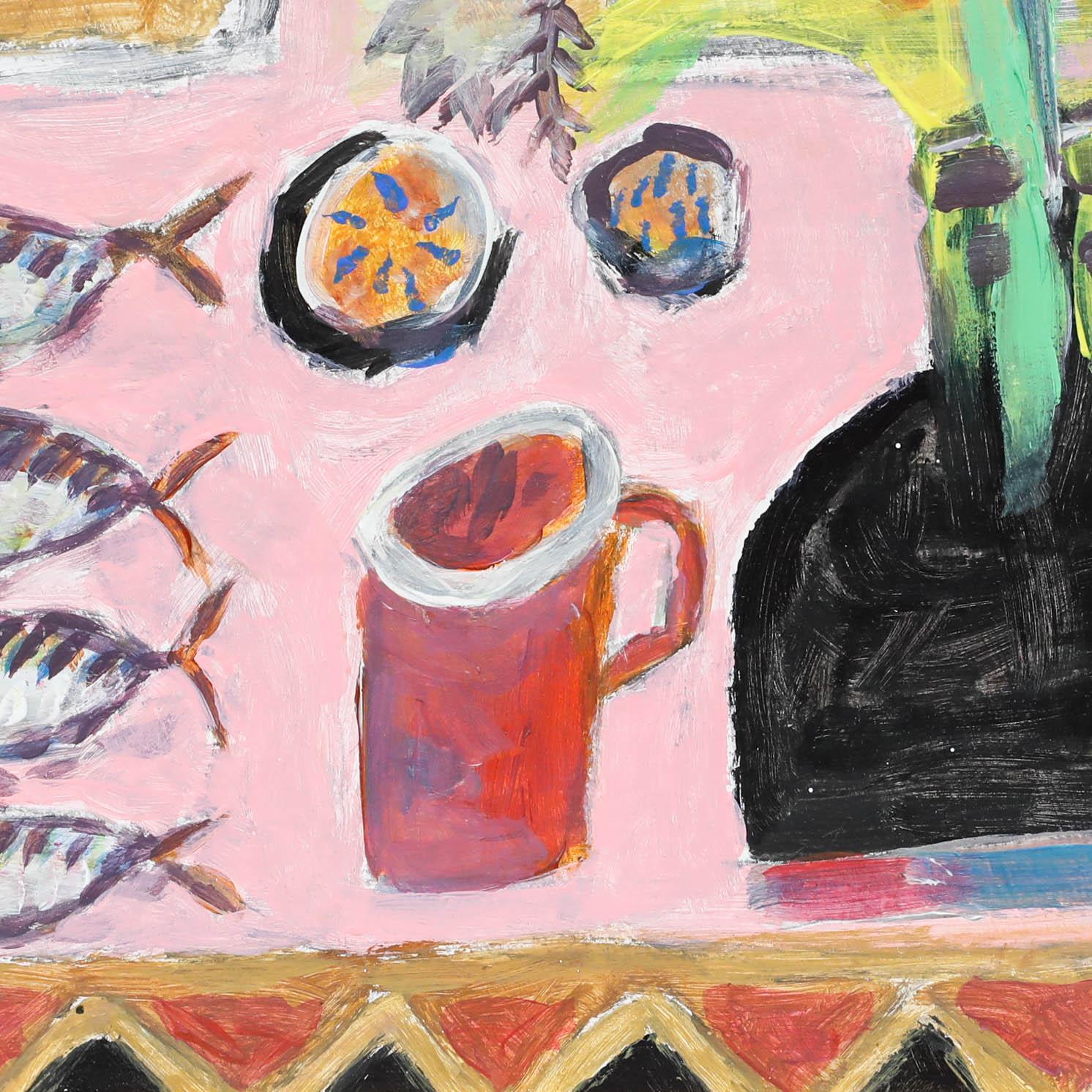 Cette vibrante nature morte déborde de couleurs et de fantaisie. Elle représente un arrangement éclectique de cuisine comprenant des poissons, un pot de fleurs et une tasse rouge sur un plan de travail rose audacieux et une toile de fond orange