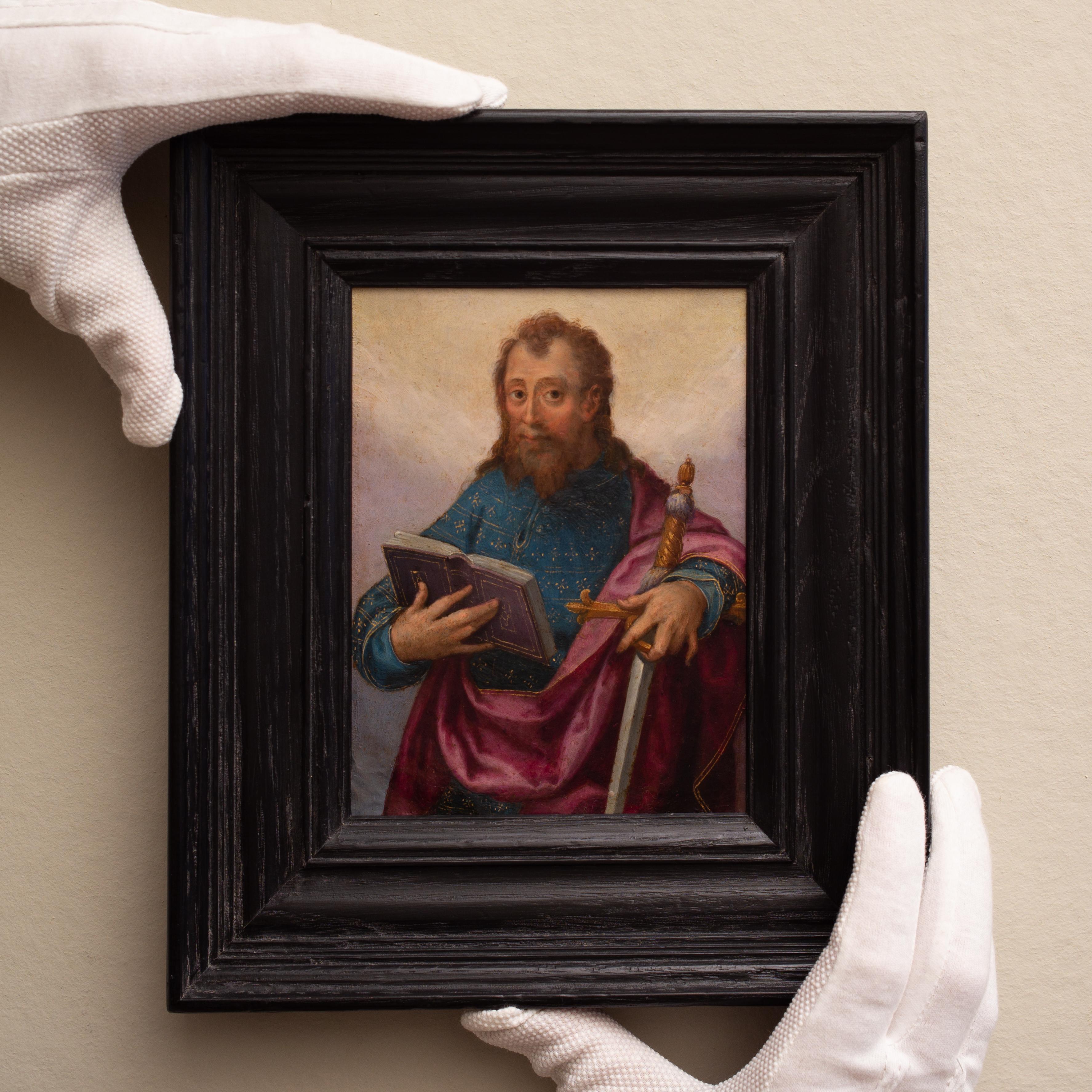 St. Paul mit Schwert und Buch, Manieristische Schule, Öl auf Kupfer – Painting von Unknown