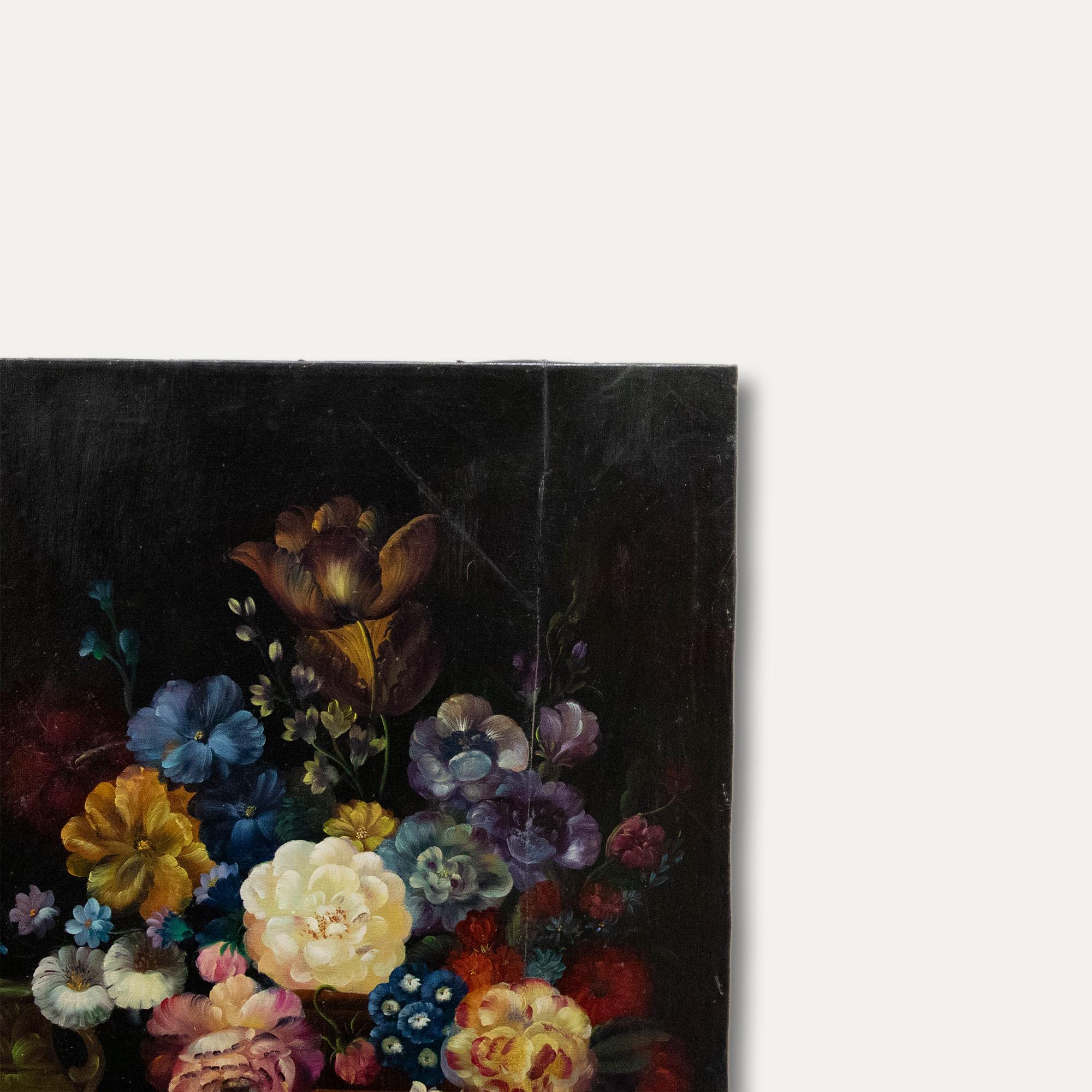 Une vibrante nature morte inspirée par les peintres hollandais de l'âge d'or du 17e siècle. L'œuvre florale représente un socle de fleurs d'été sur une cheminée, avec un vase à double anse placé juste derrière. Non signée. Sur toile sur châssis.