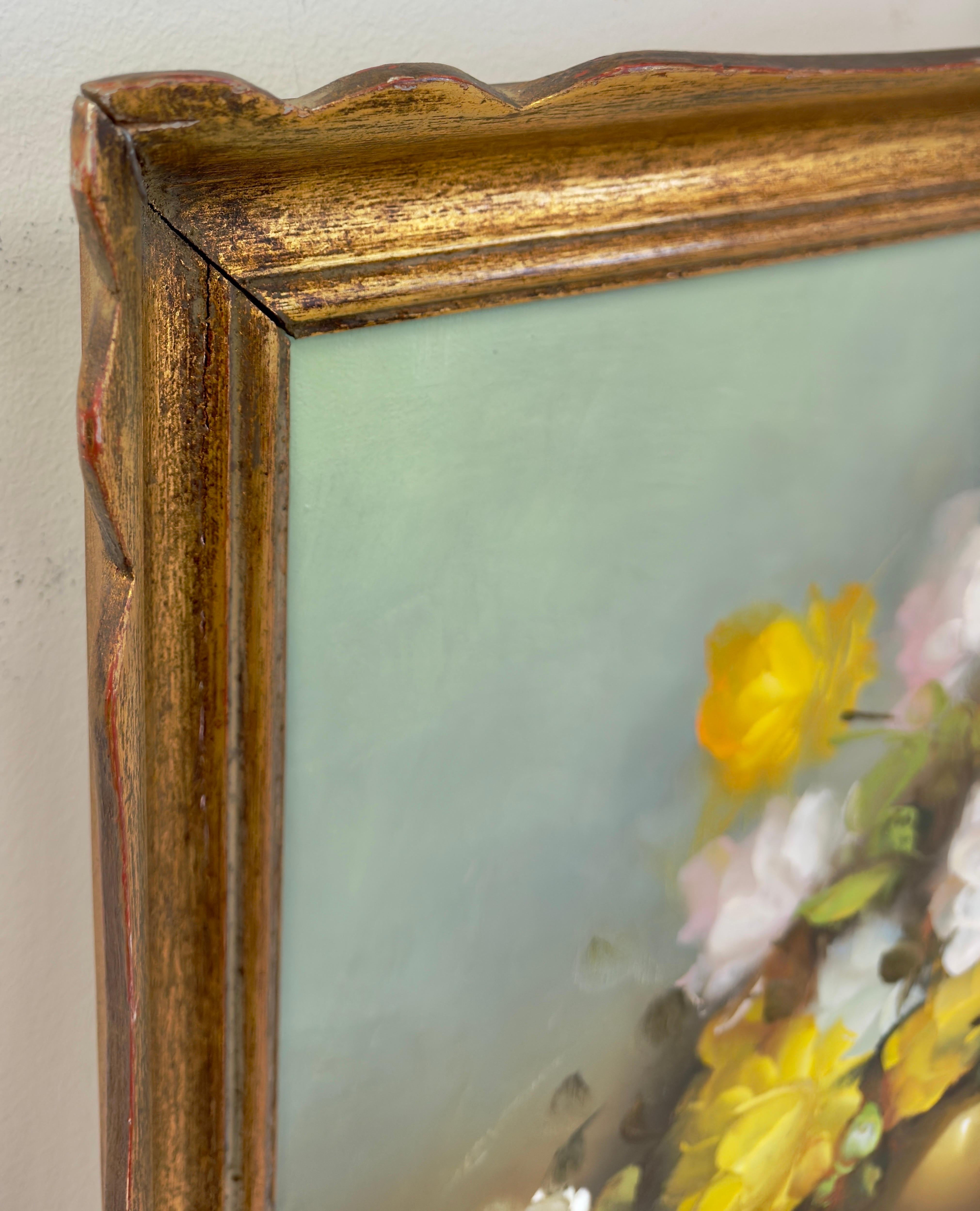Ein zeitloses Stillleben in Öl auf Leinwand, das eine runde Vase in Kupferfarbe zeigt, die mit schönen gelben und weißen Rosen gefüllt ist. Der hellblaue Hintergrund verleiht diesem fröhlichen Kunstwerk Gelassenheit und einen Hauch von Frieden und