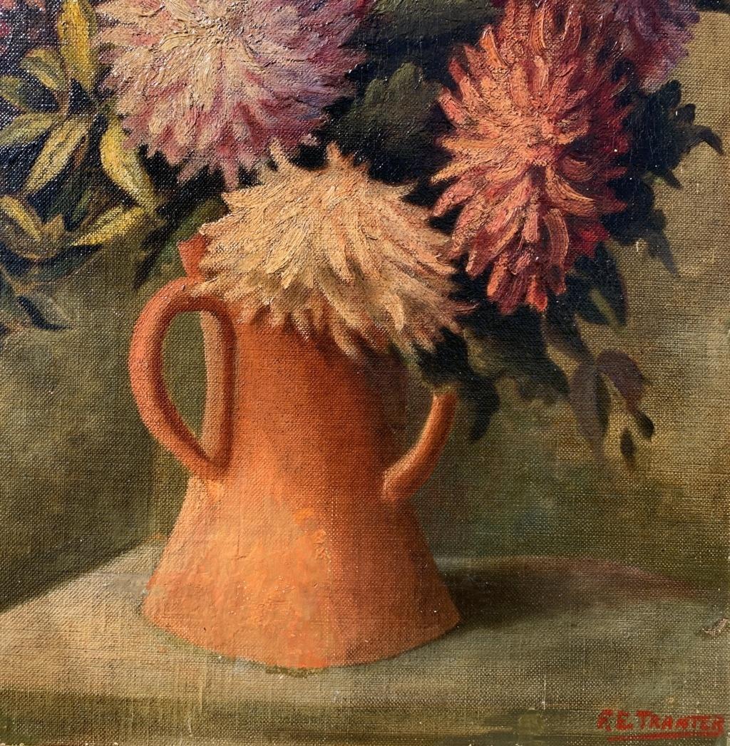 Peintre anglais (20e siècle) - Vase de fleurs.

61 x 48 cm sans cadre, 76,5 x 66,5 cm avec cadre.

Peinture à l'huile ancienne sur panneau dur, dans un cadre en bois sculpté et laqué.

- Œuvre signée en bas à droite : 