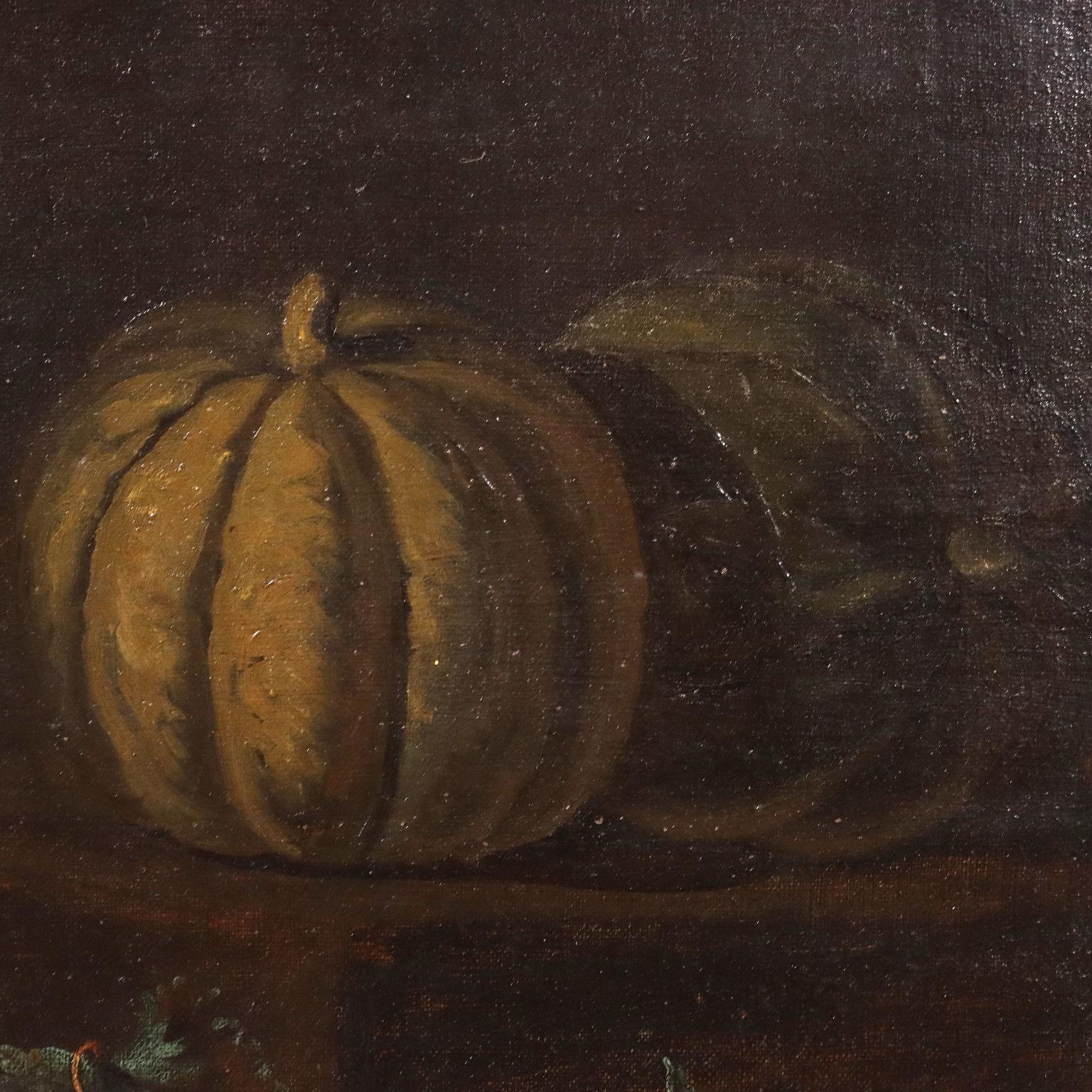 Peinture à l'huile sur toile. École lombarde de la fin du XVIIe siècle et du début du XVIIIe siècle. La riche composition offre un grand bouquet de fleurs colorées dans un vase en relief, à côté de deux grosses citrouilles et de fruits mélangés