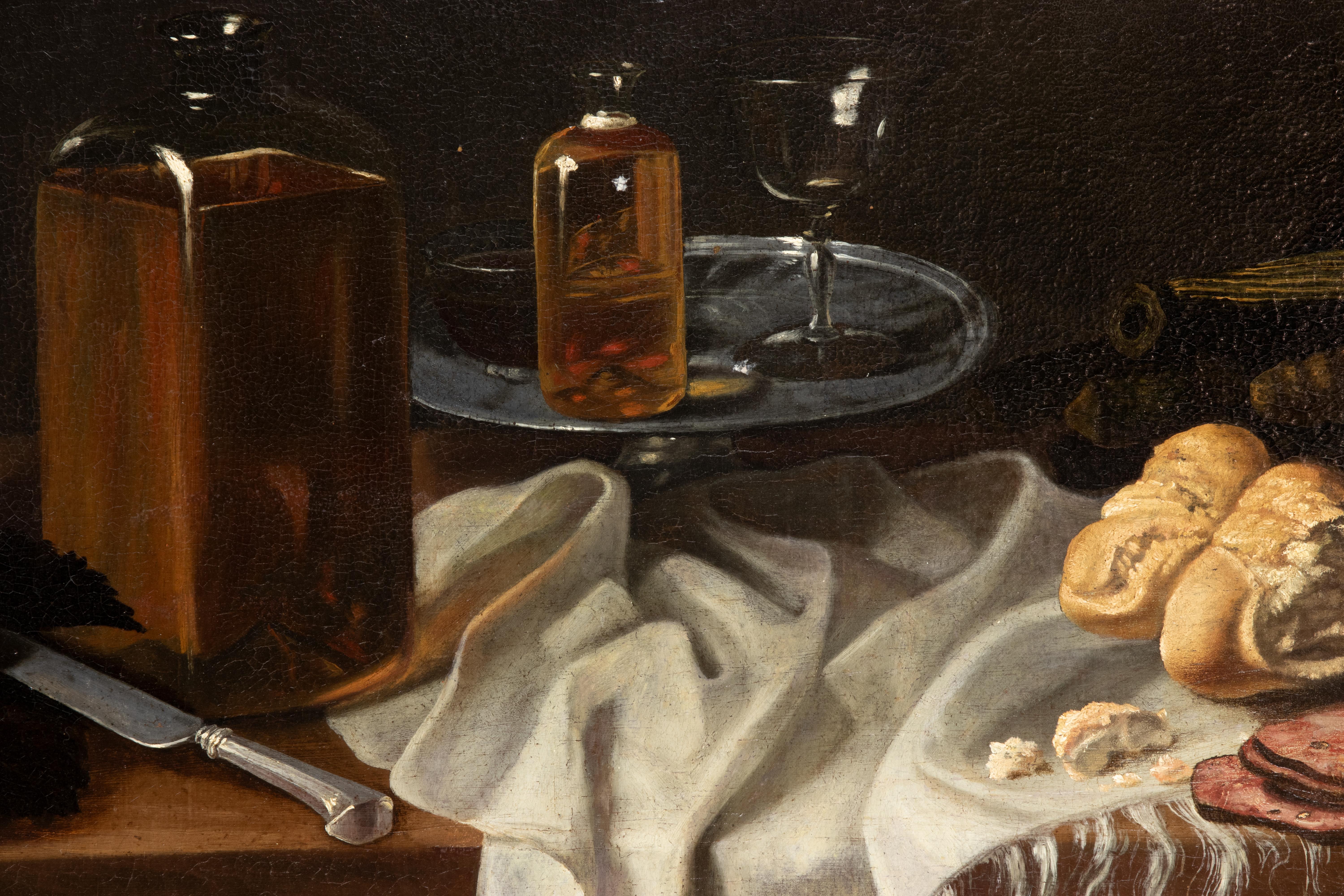 Natura morta con salame, pane, biscotti e bottiglie di vetro - pittura ad olio - XVII secolo - Painting di Unknown
