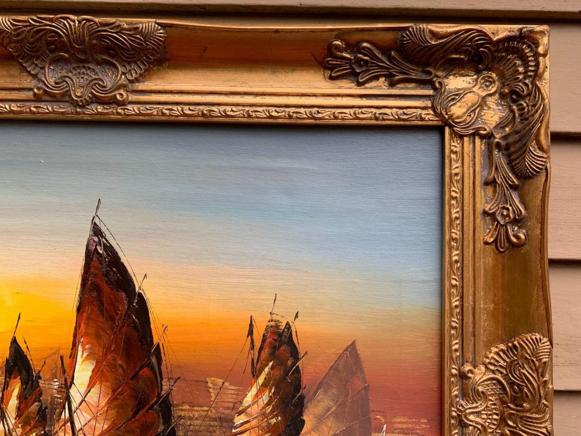 Se trata de un impresionante óleo original sobre lienzo que representa barcos chinos en alta mar al atardecer. Los brillantes colores naranja y amarillo hacen que este cuadro sea potente y fabuloso. 
Firmado en la esquina inferior izquierda.
Fotos
