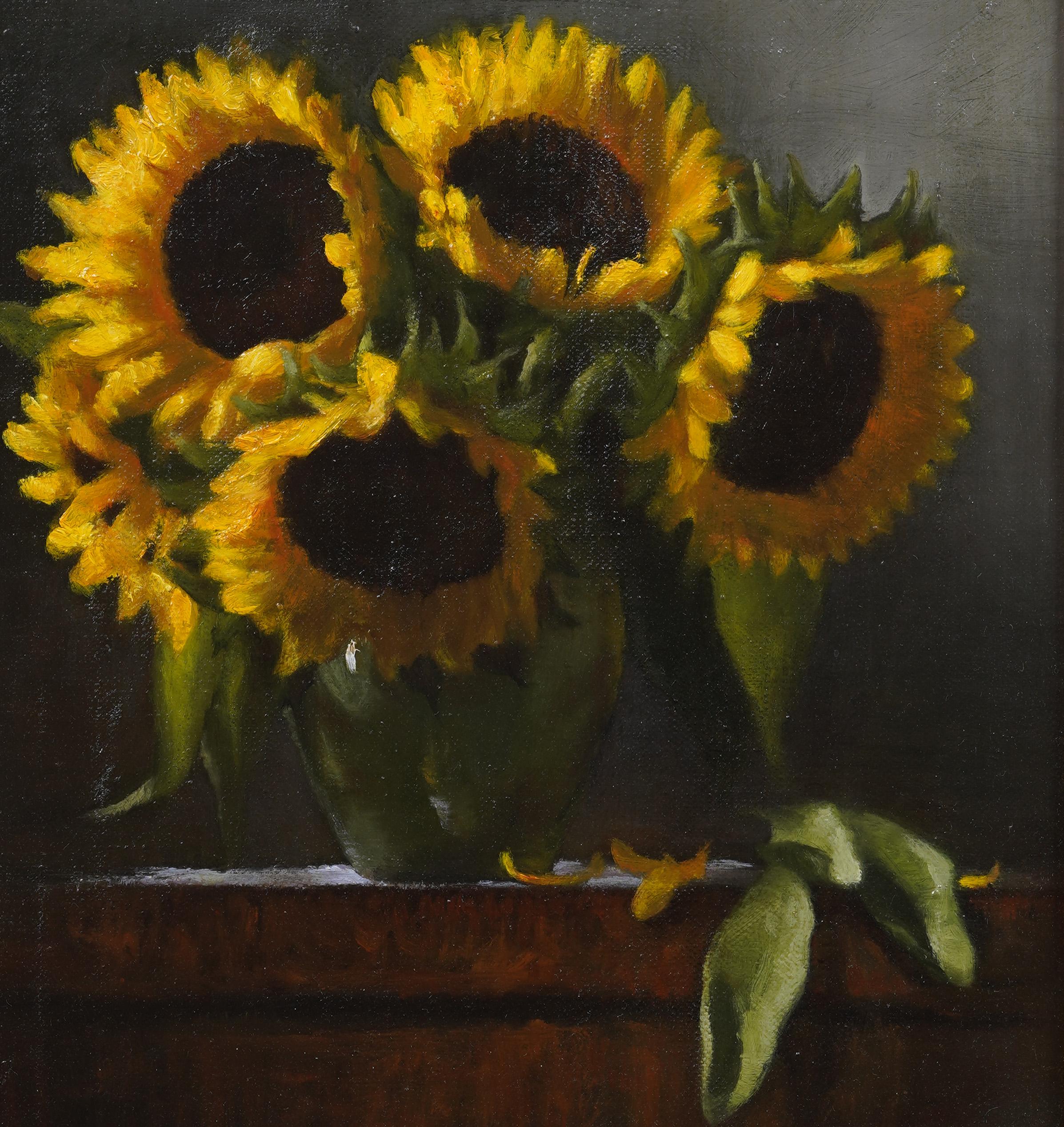 Una natura morta di girasoli riccamente dipinta da J. M. I., firmata e datata 1994 in basso a destra. Eseguita a olio su tela, questa composizione classica presenta un lussureggiante bouquet di girasoli dorati in un vaso di vetro verde, su uno