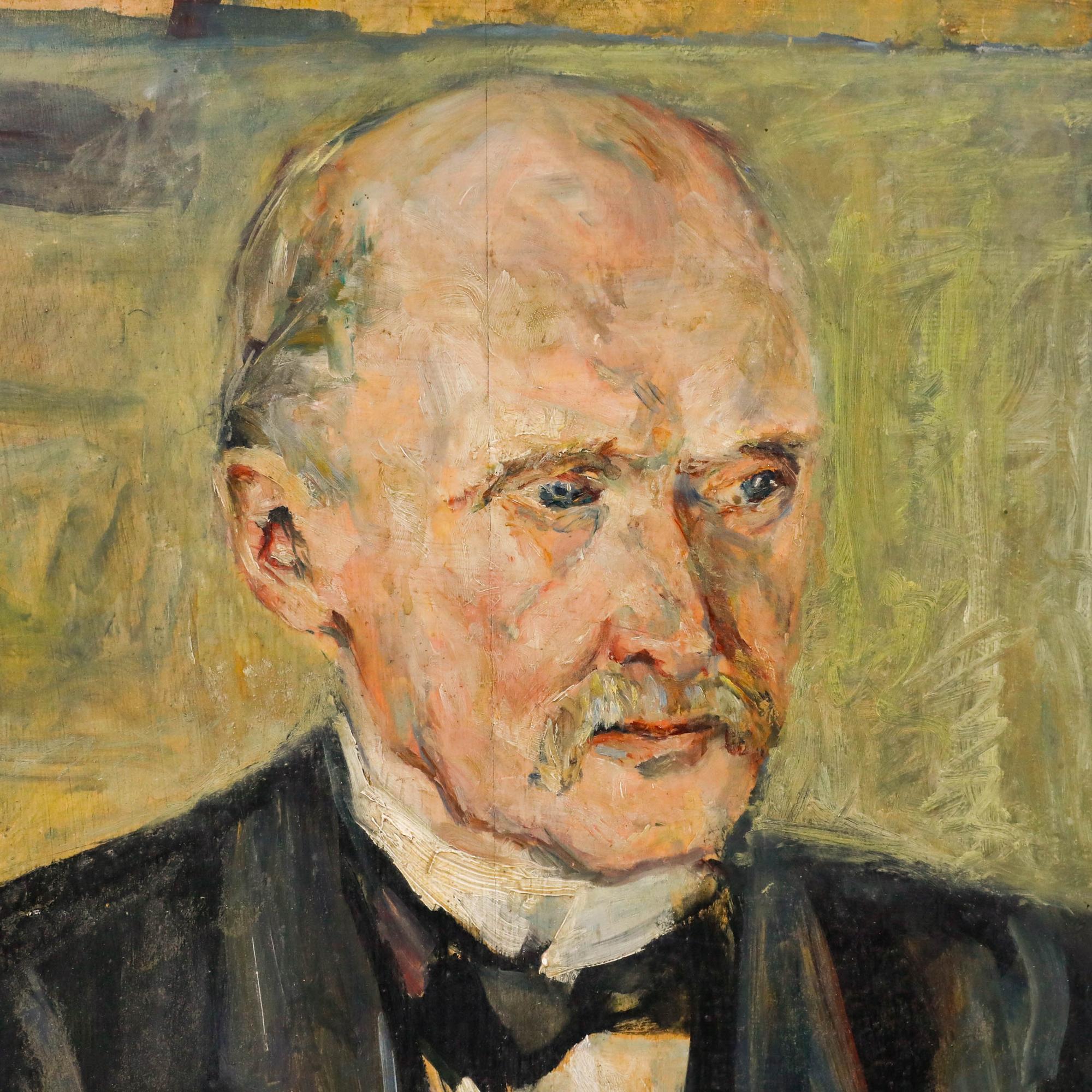 Ce portrait représente un homme âgé et distingué, vêtu d'une tenue traditionnelle sombre et d'un nœud papillon, rendu dans un style pictural expressif avec des coups de pinceau visibles et des tons de terre sourds. Cachet du Studio au verso. A bord. 
