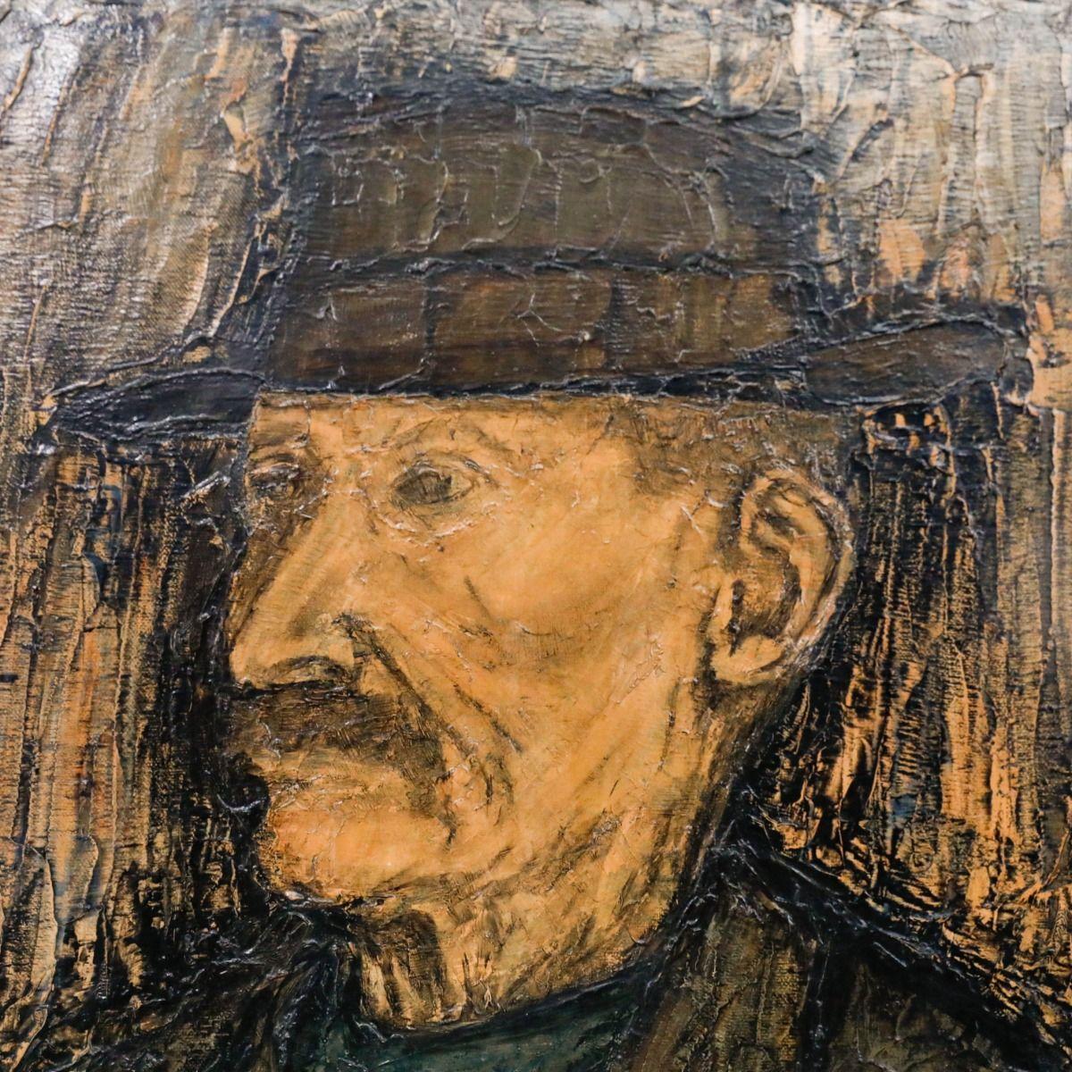 Este retrato representa a una figura solemne con un atuendo oscuro sobre un fondo texturado y terroso, creando una sensación de profundidad y carácter. La vista de perfil del sujeto y su postura estoica dominan la composición. Firmado y fechado en