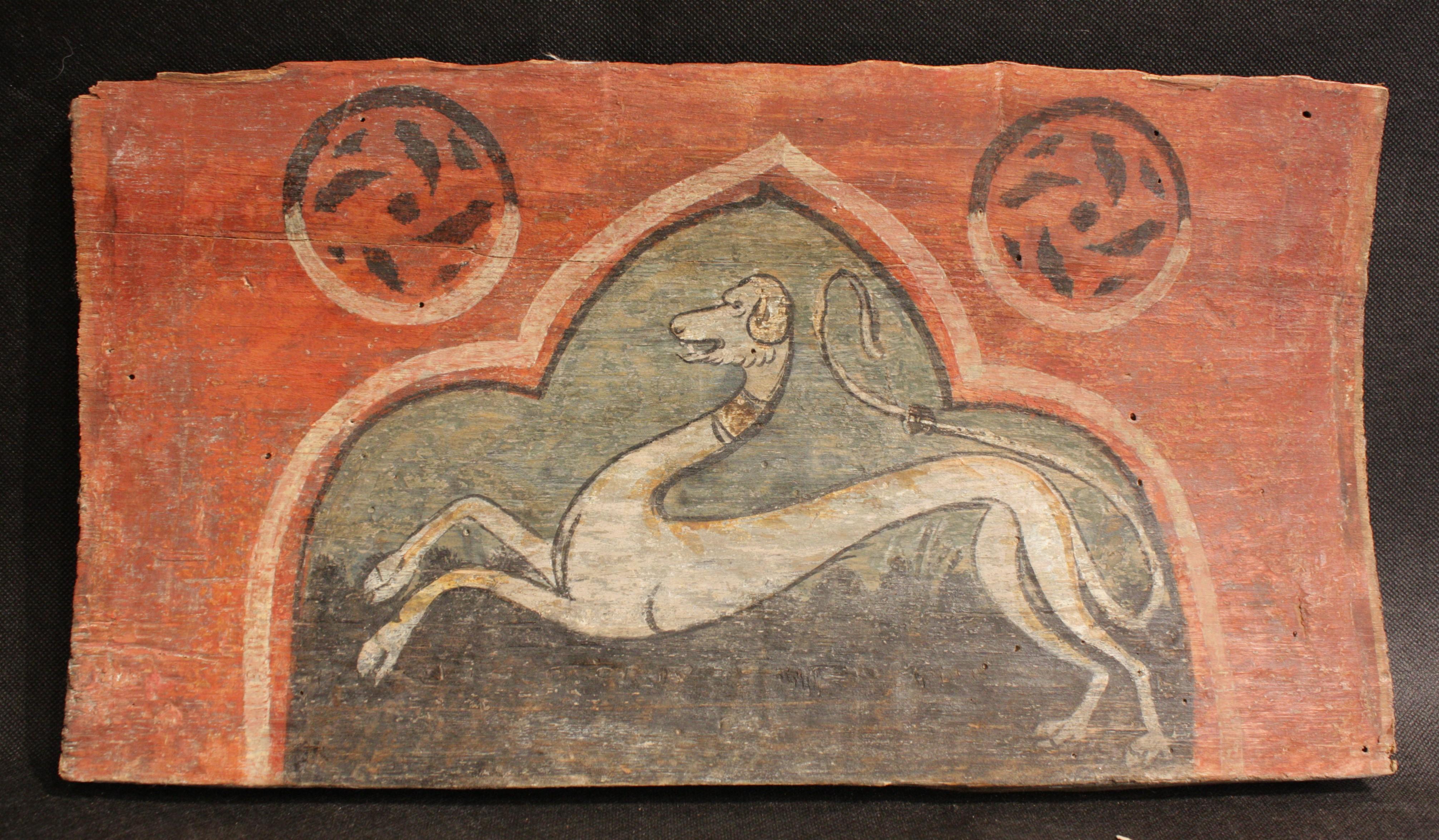 Questa rara e affascinante serie di 10 tavolette da soffitto, dipinte a tempera su legno di pioppo, rappresenta un notevole esempio di arte decorativa lombarda del XV secolo.
Originarie di una casa-palazzo di Cremona, queste opere si distinguono per