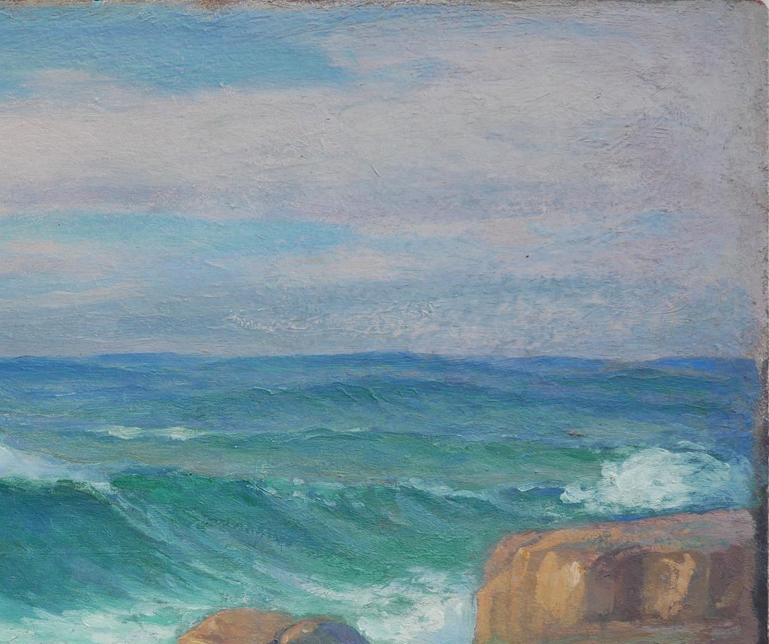 Abstrakte impressionistische Meereslandschaft in Blau- und Teetönen im Stil von Frederick Judd Waugh. Das Werk zeigt eine gewellte Meereslandschaft mit großen Felsen an den Ufern. Das Stück ist nicht signiert. Ungerahmt, aber Rahmungsoptionen sind