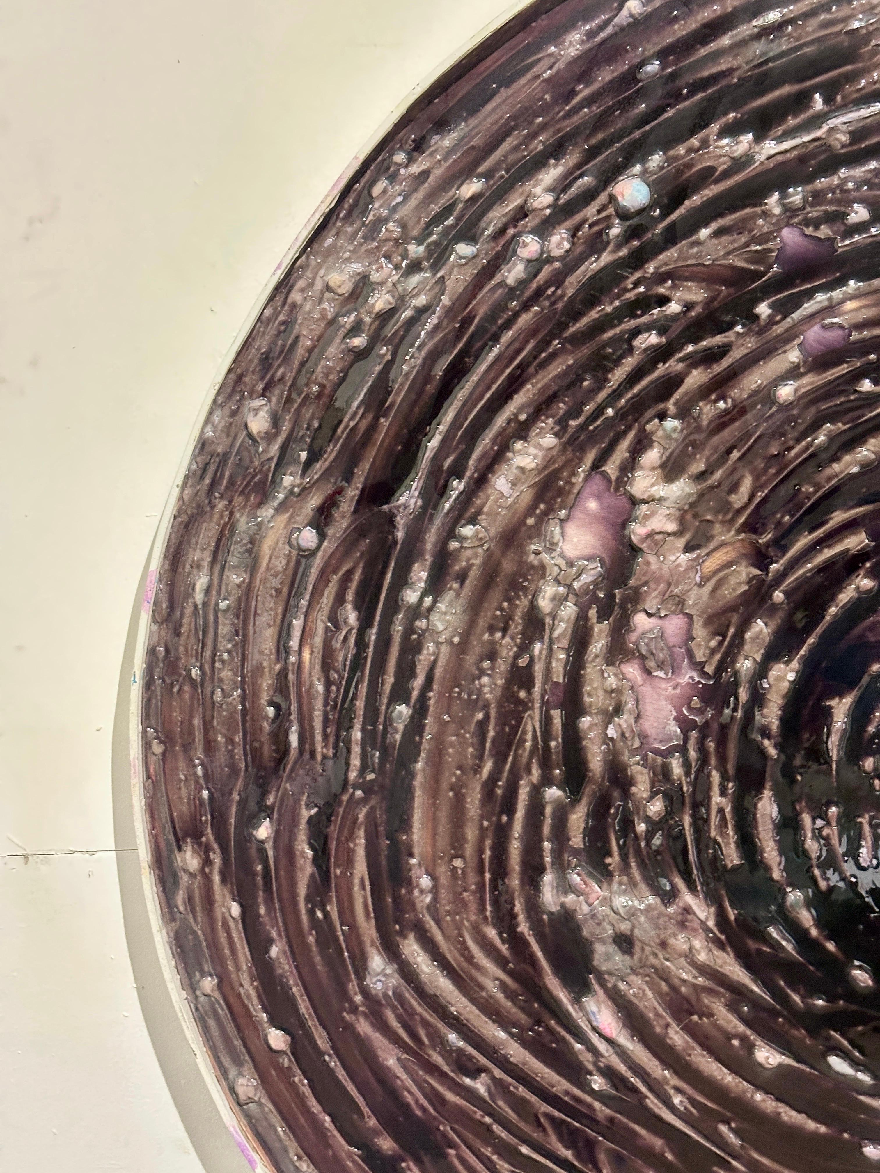 Creato da Mahesh sharma
Anno: 2022
Materiale: Metallo, resina, colore acrilico, braccialetti indiani
L'artista utilizza un mix di tecniche per creare un bellissimo pezzo d'arte con una miscela di artigianato indiano e texture in stile contemporaneo. 