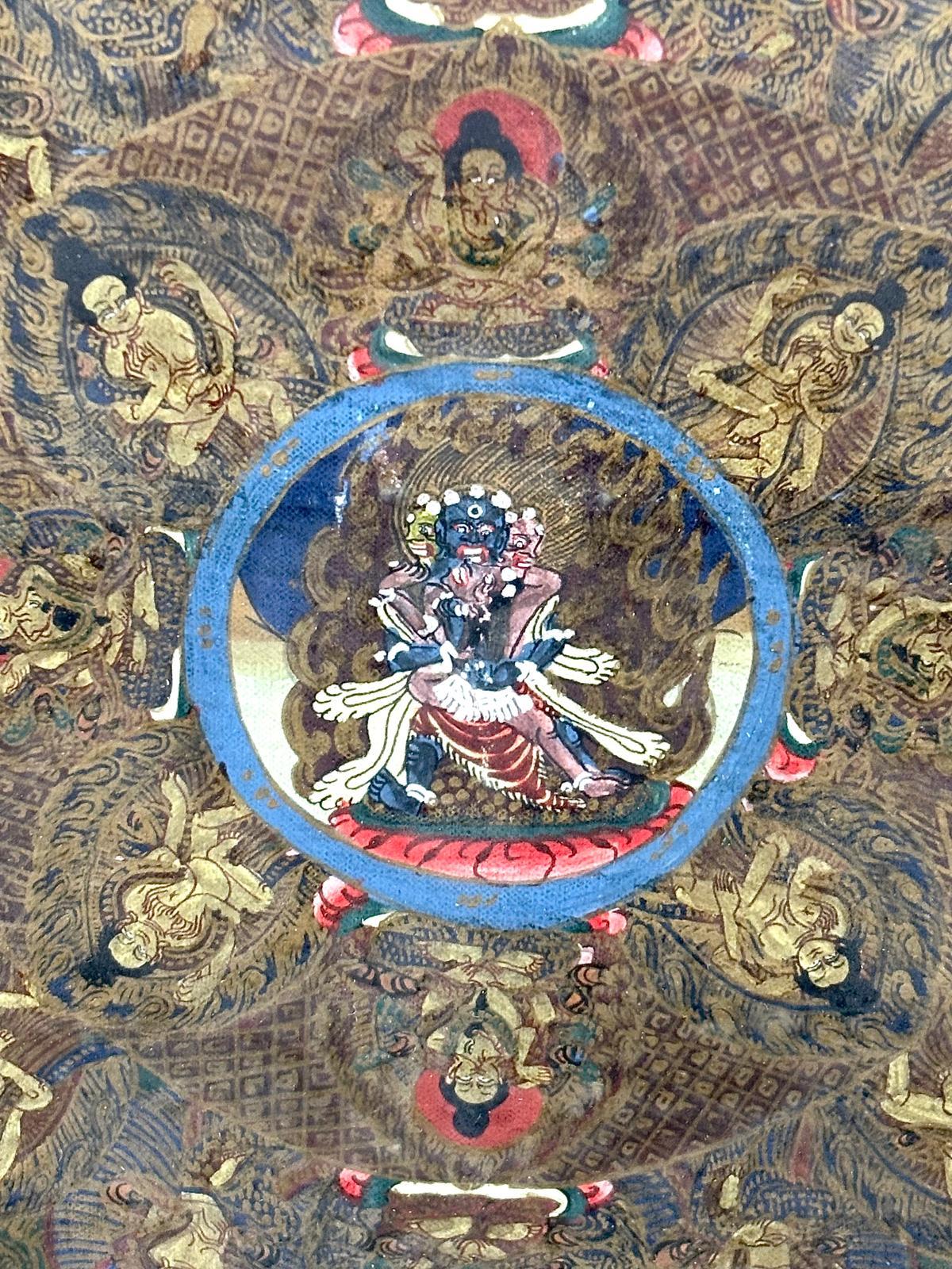 Interesante Thangka Tibetano pintado a mano sobre lienzo.
Fin du siècle dernier  ó principios del siglo XX.
Bien enmarcado y con cristal.
Dimensions : 73 x 57 x 6,5 cm.


