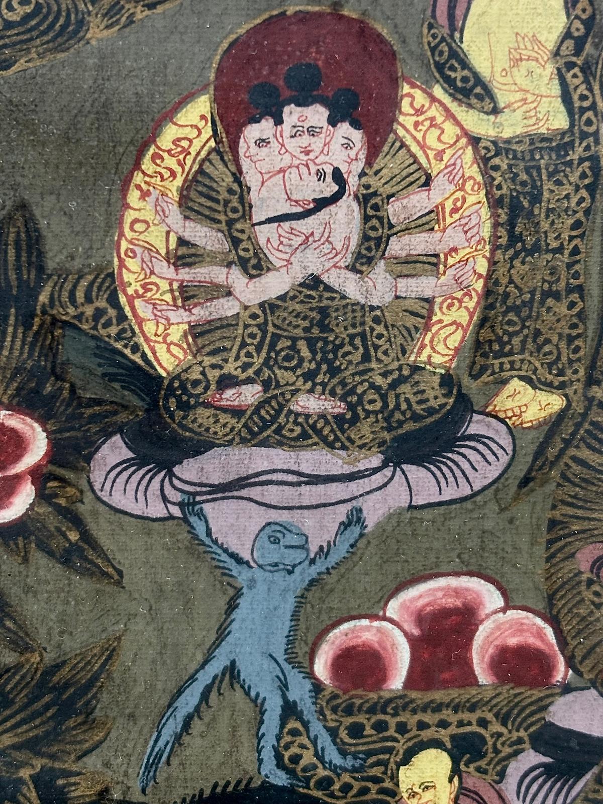 Interesante Thangka Tibetano pintado a mano sobre lienzo.
Fin du siècle dernier  ó principios del siglo XX.
Bien enmarcado y con cristal.

Dimensions : 73 x 57 x 6,5 cm.