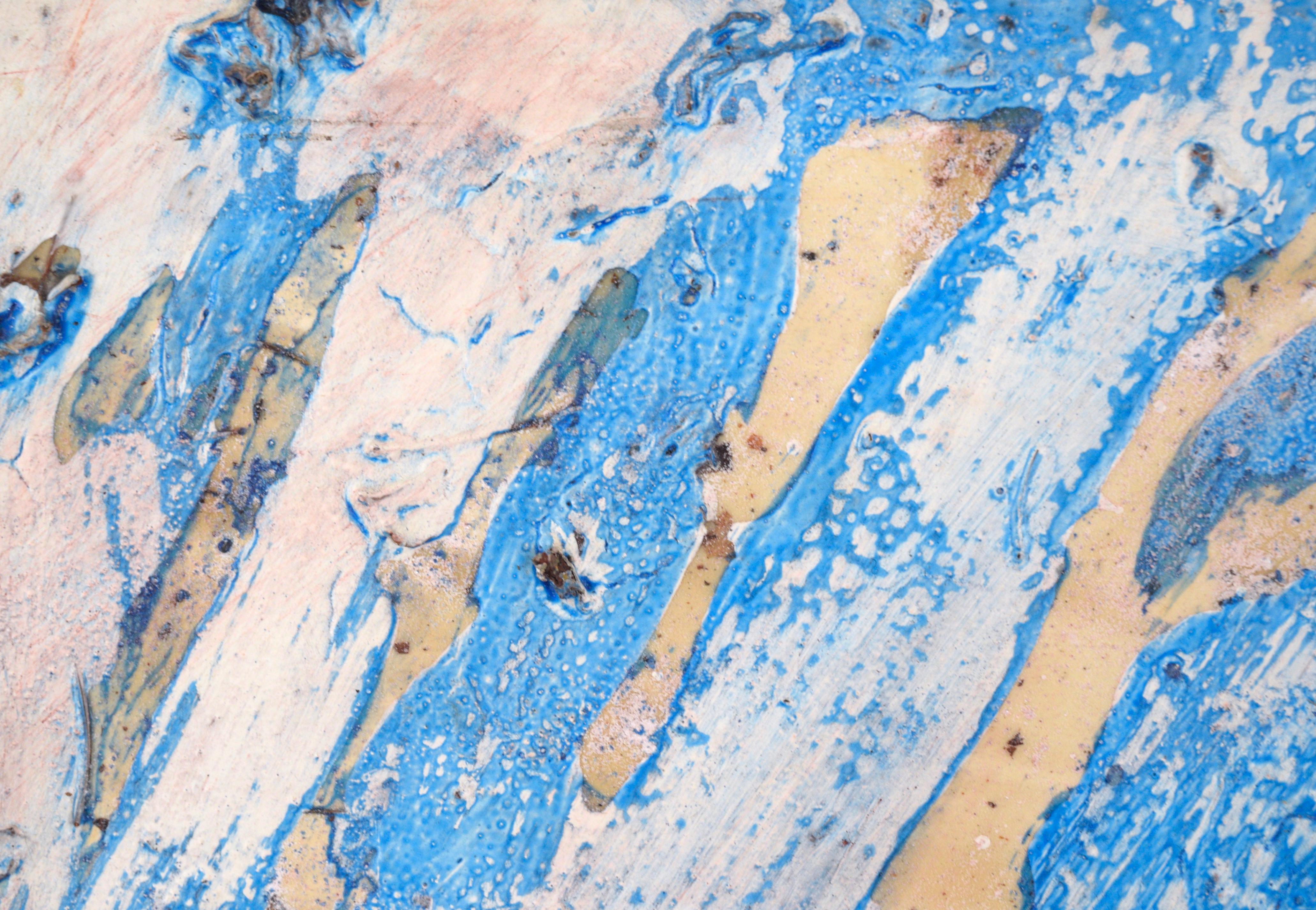 Composition très texturée d'un artiste inconnu (20e siècle). D'épaisses taches diagonales de bleu et de blanc sont superposées sur un fond blanc cassé dans un motif presque parallèle. Du sable, des fibres et d'autres éléments ont été ajoutés à la