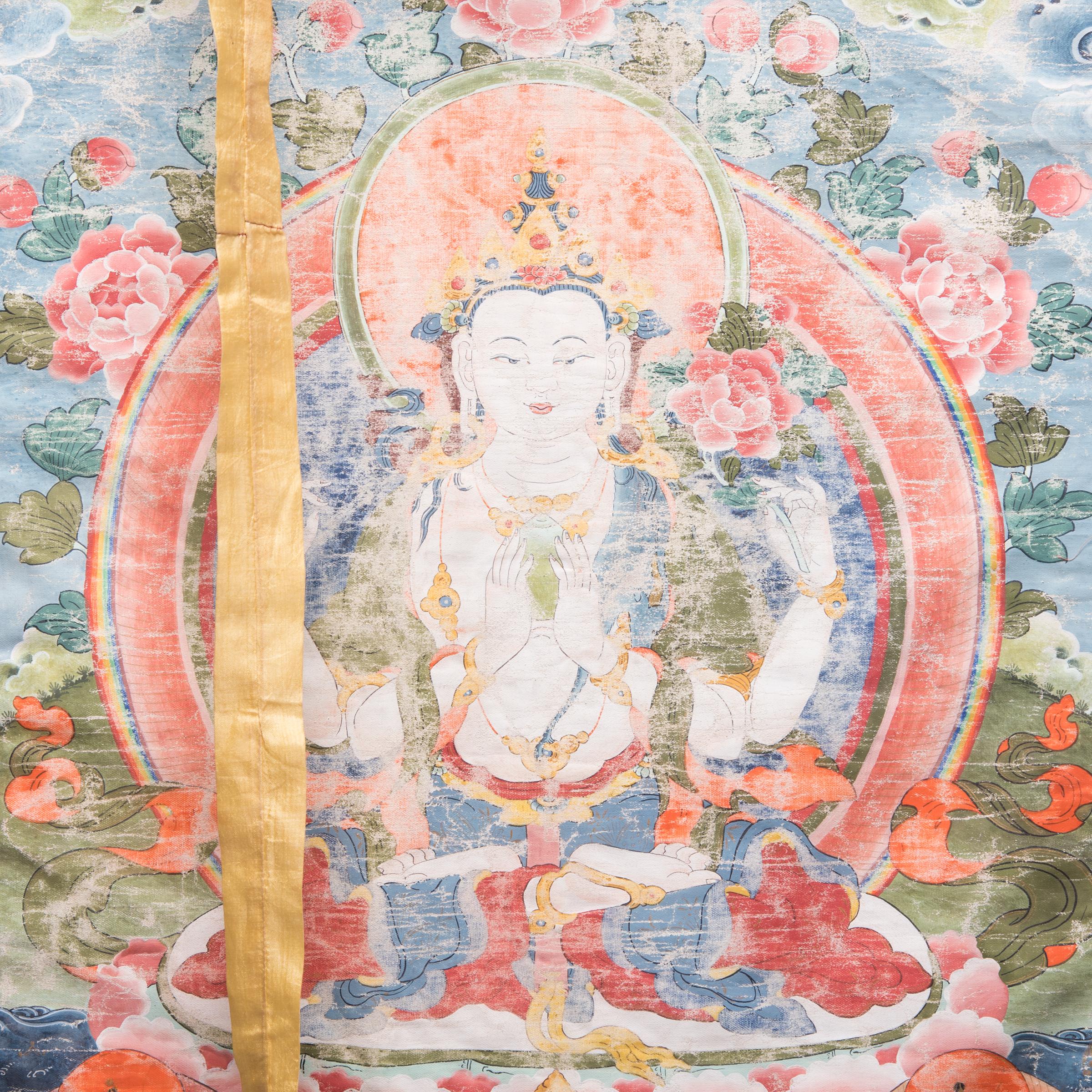 I thangka sono dipinti devozionali che i buddisti espongono nei monasteri, nei templi e persino nelle loro case. Le ricche tonalità di rosso, arancione, verde e blu sono ancora incredibilmente vivaci su questa thangka sacra tibetana del XIX secolo.
