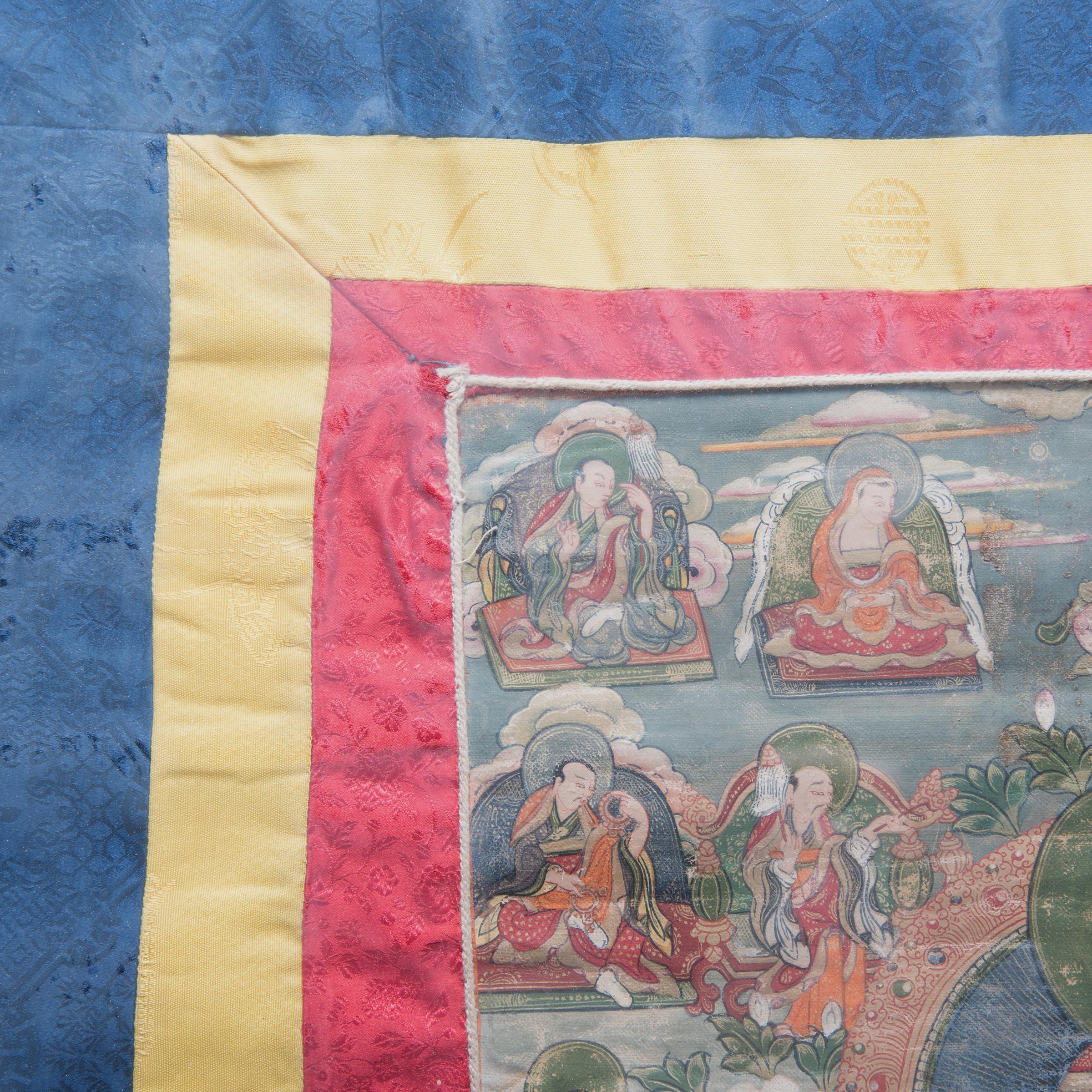 Historiquement, au Tibet bouddhiste, les mécènes et les moines commandaient des thangka, ou peintures sacrées, pour concentrer leurs méditations et leurs prières. Ce thangka tibétain du XIXe siècle, peint avec de riches pigments rouges, verts et