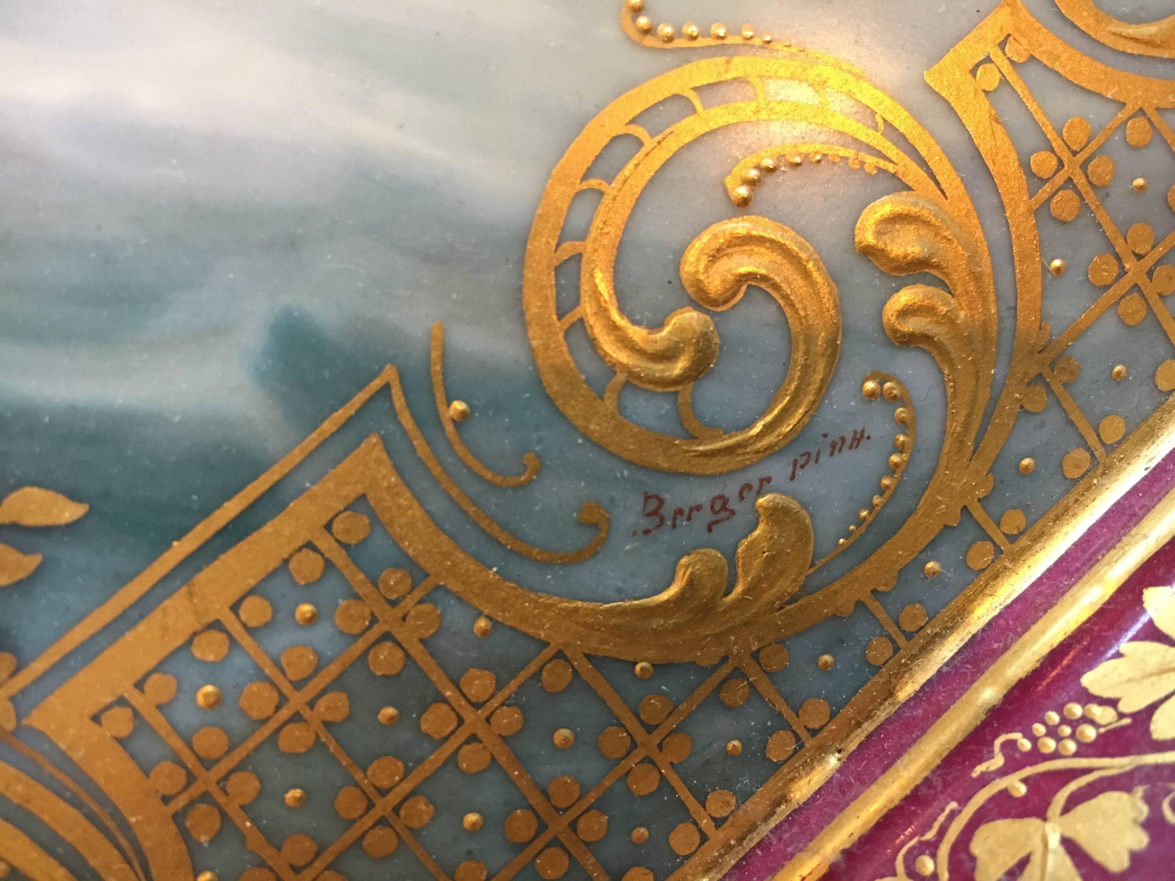 Porzellantablett mit Burgunderschliff im Wiener Stil, 'Triumph der Venus', Ende 19. Jahrhundert, blaue Bienenstockmarke, signiert bergère Pinh. Das längliche, achteckige Tablett ist mit der aus dem Meer aufsteigenden Venus bemalt, die von drei