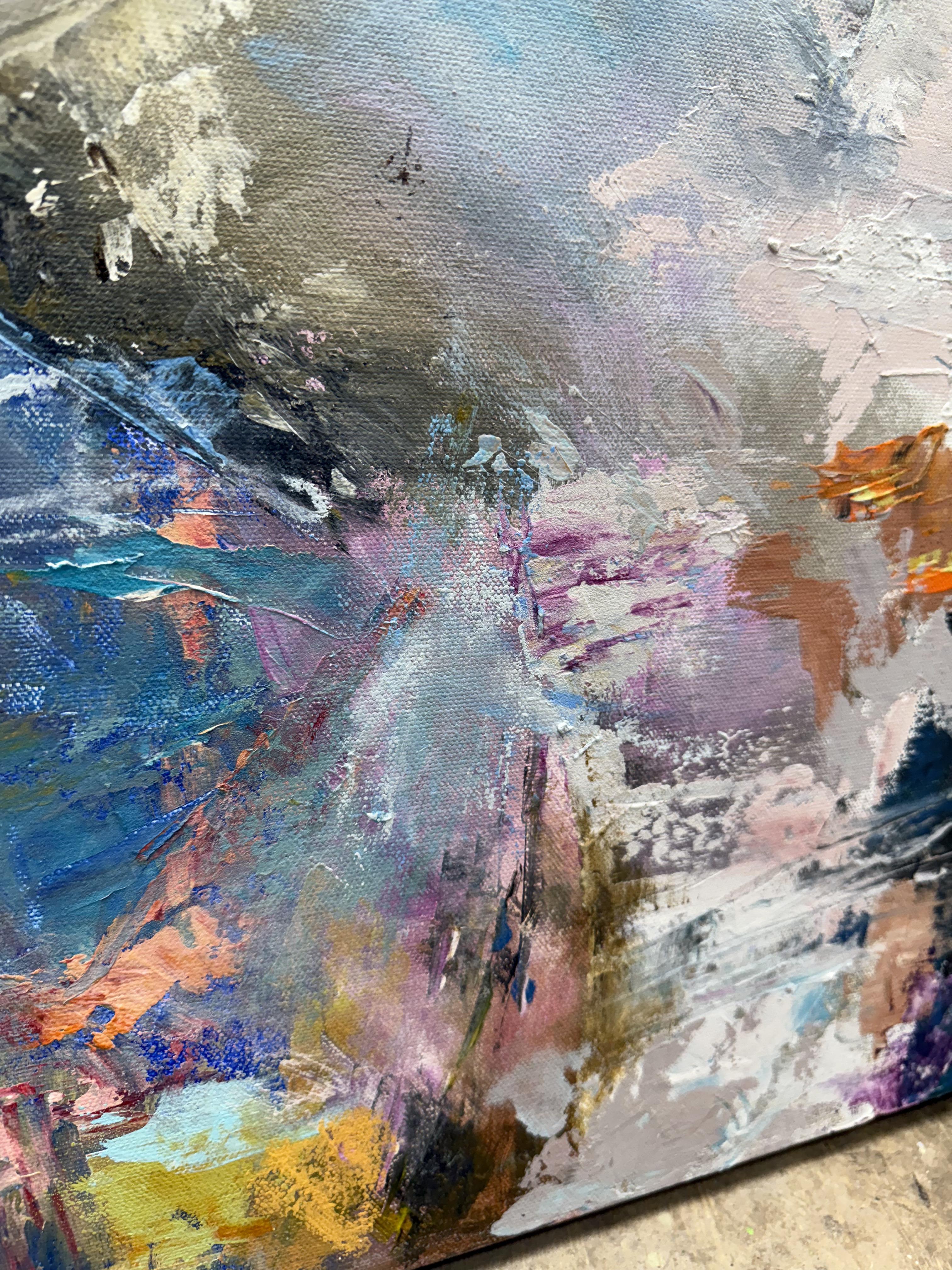 Questo dipinto cattura l'energia grezza e il movimento della potenza della natura, mescolando texture audaci con ampie tonalità di blu, arancioni e pastelli morbidi. Ti invita a entrare nel cuore della tempesta mentre si avvicina, mantenendo un