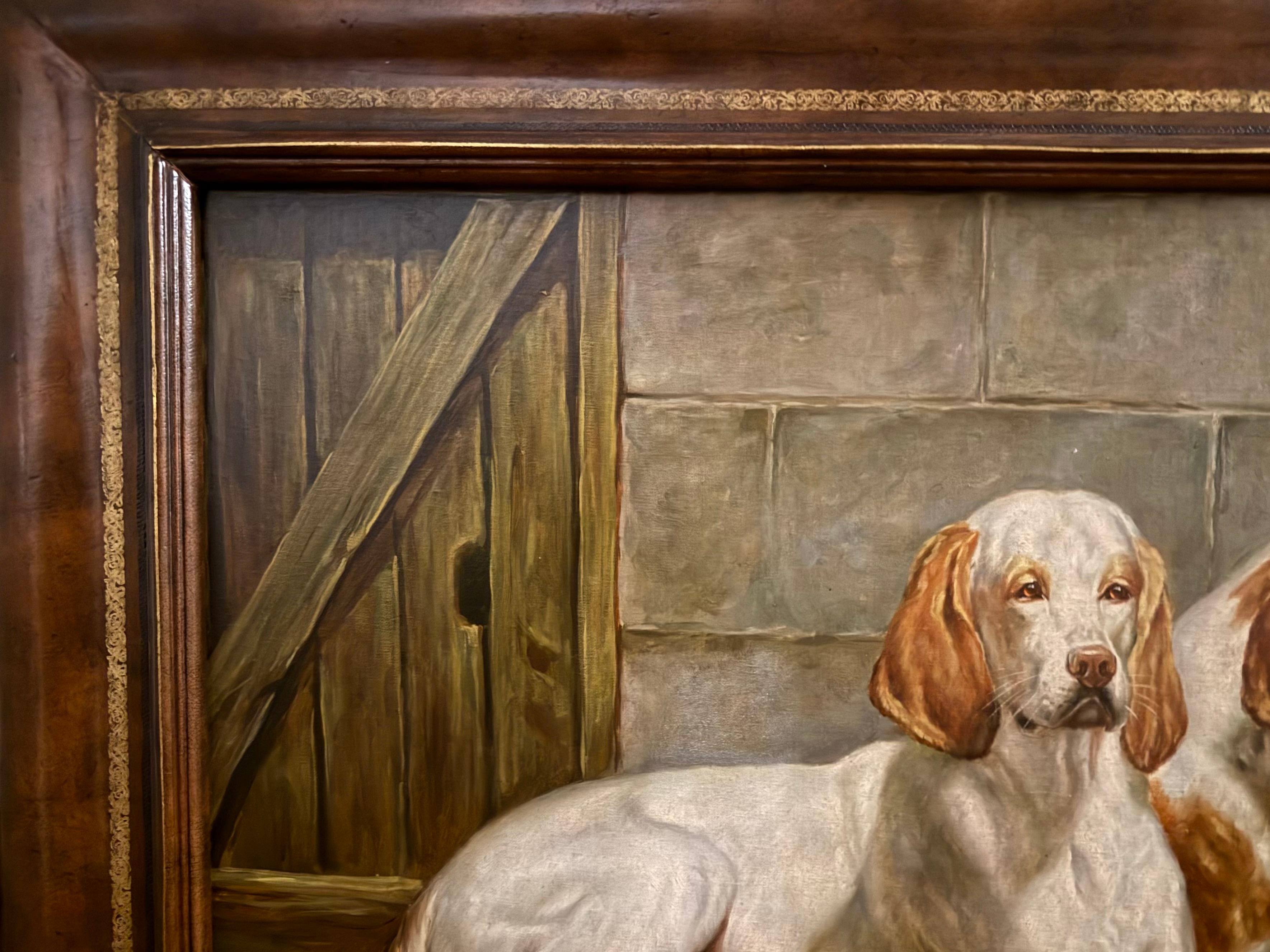 Dos perros de caza blancos y fuego, obra contemporánea del siglo XX, pintada en estilo antiguo de época, presentada sobre lienzo con pintura al óleo adherida a tabla en un marco de madera entonada caoba. Se trata de una pintura realizada como pieza