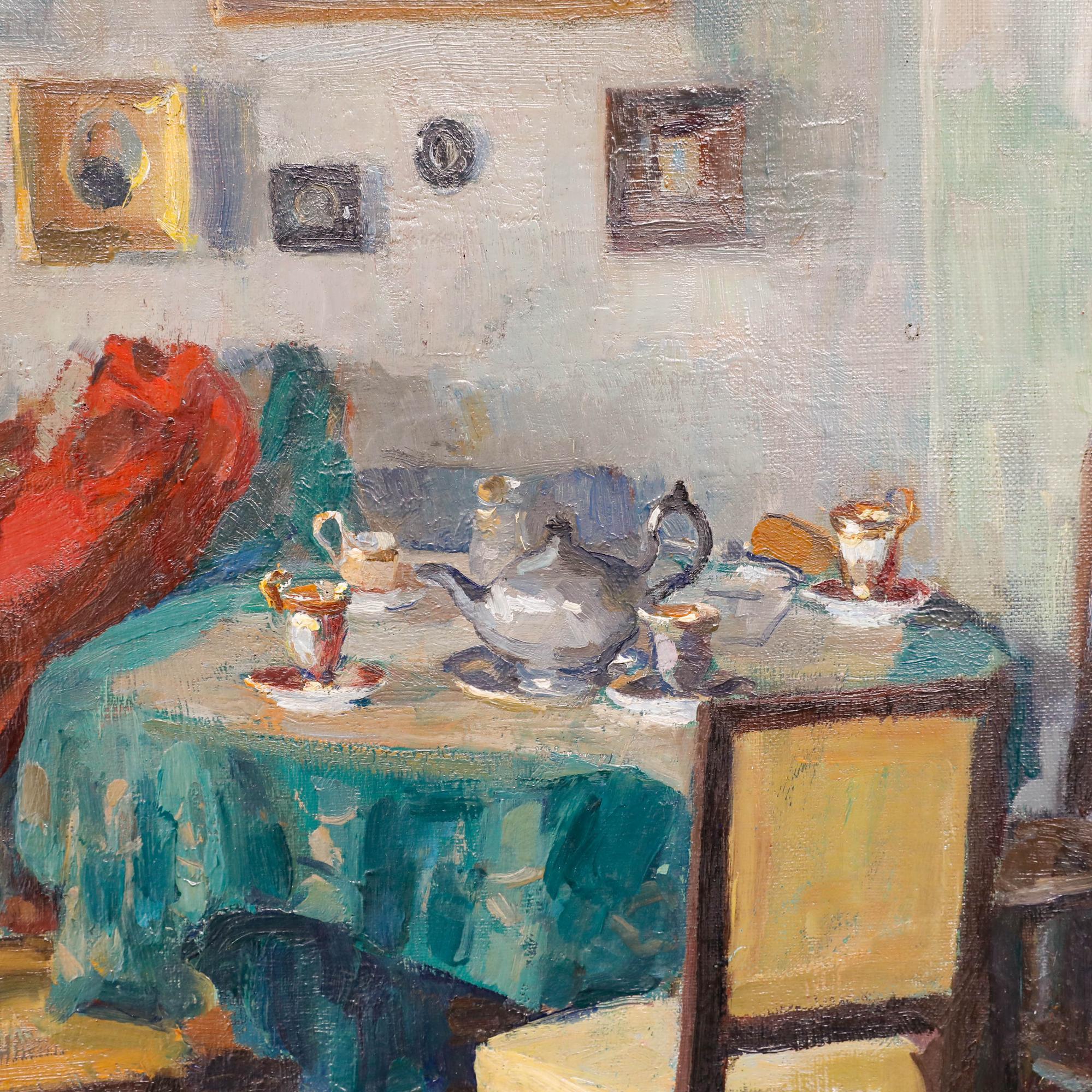 Cette scène d'intérieur représente une table circulaire drapée d'une nappe verte et élégamment dressée pour le thé de l'après-midi, avec une théière, des tasses et des soucoupes. De grands portraits ornent les murs d'enceinte. Signé en bas à gauche.